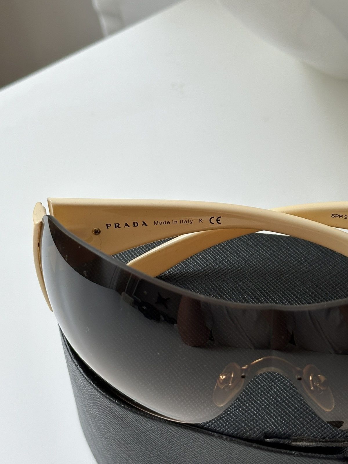 Prada Prada Vintage Unisex 00s Luxury Mask Sunglasses Size ONE SIZE - 4 Thumbnail