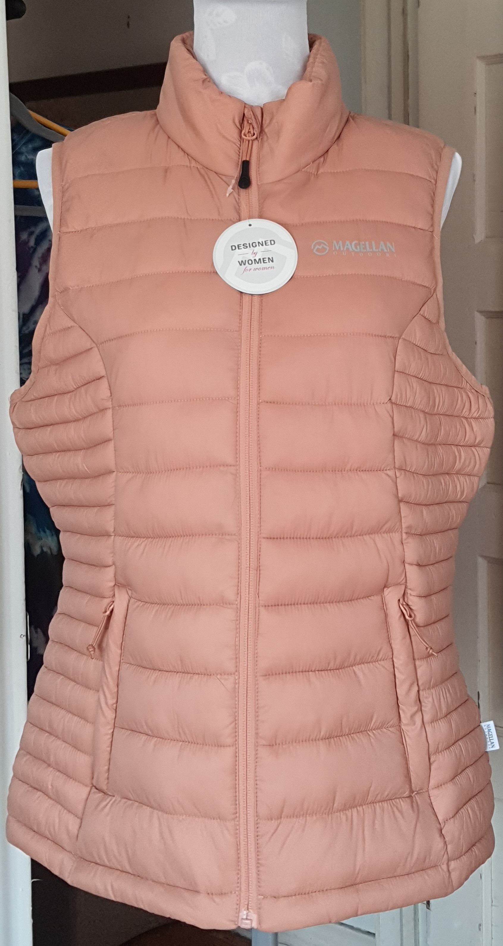 Other Magellan Outdoors Women's Medium Peach Pink Puffer Vest NWT Size M / US 6-8 / IT 42-44 - 1 Thumbnail