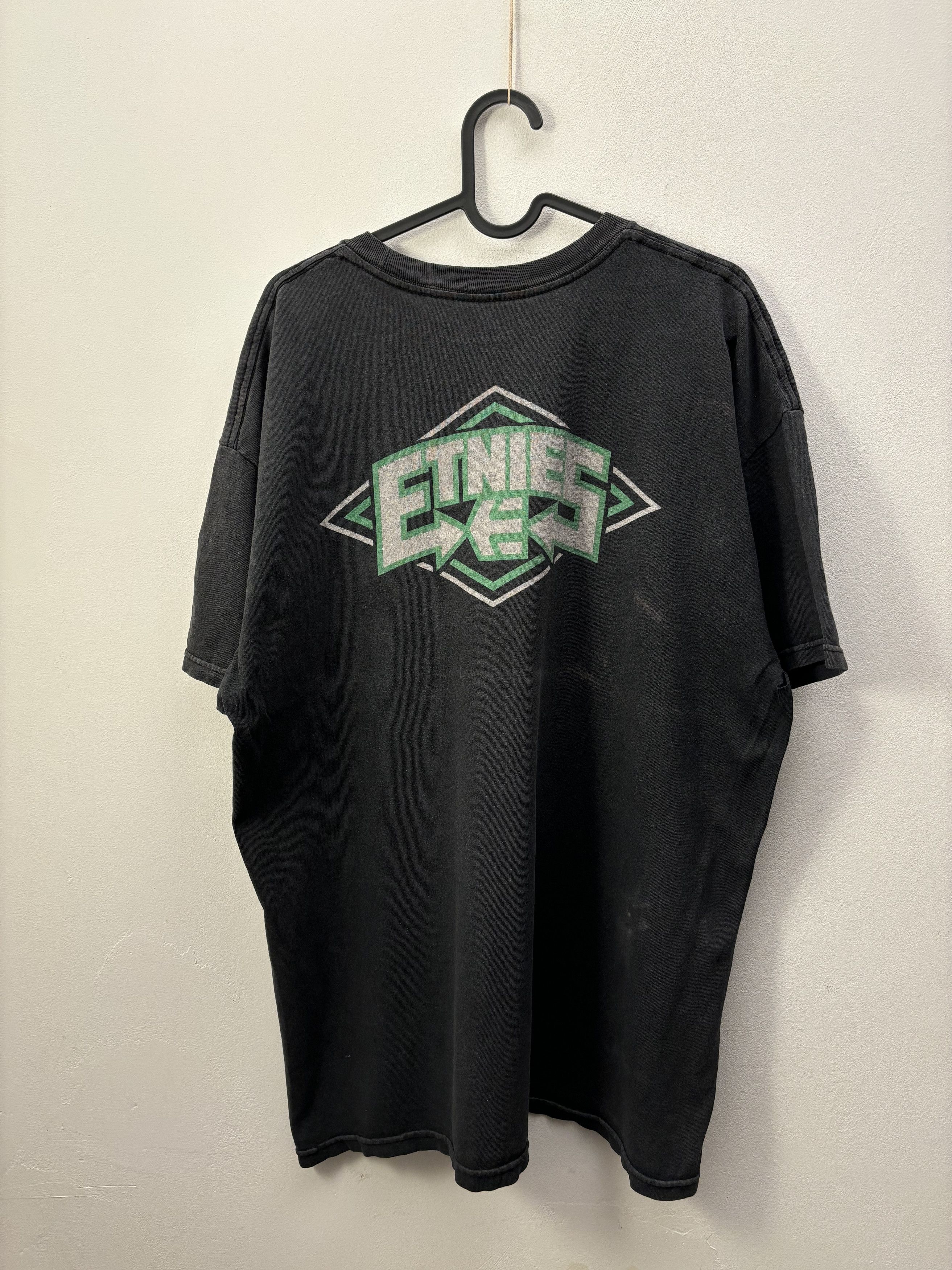 Etnies × Vintage Vintage 00s Etnies Faded Big Print Logo Tee Size US XL / EU 56 / 4 - 1 Thumbnail