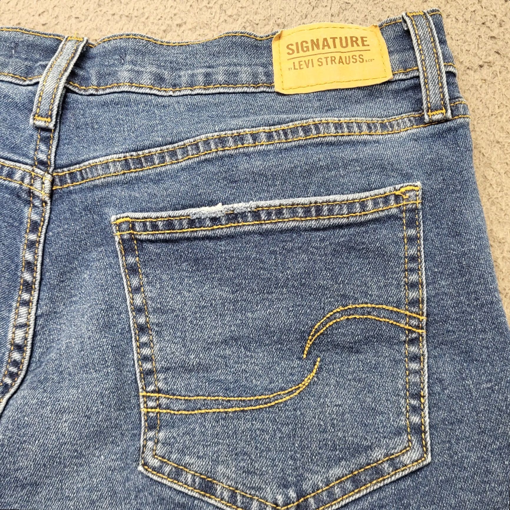 Levi's Levi's Signature Shorts Woman's 14 W32 Blue Denim Cut-Off Casual Womens Size 14 Blue Denim Comfort Stretch Pockets 5-Pocket Design Modern Size 36" / US 14 / IT 50 - 4 Thumbnail