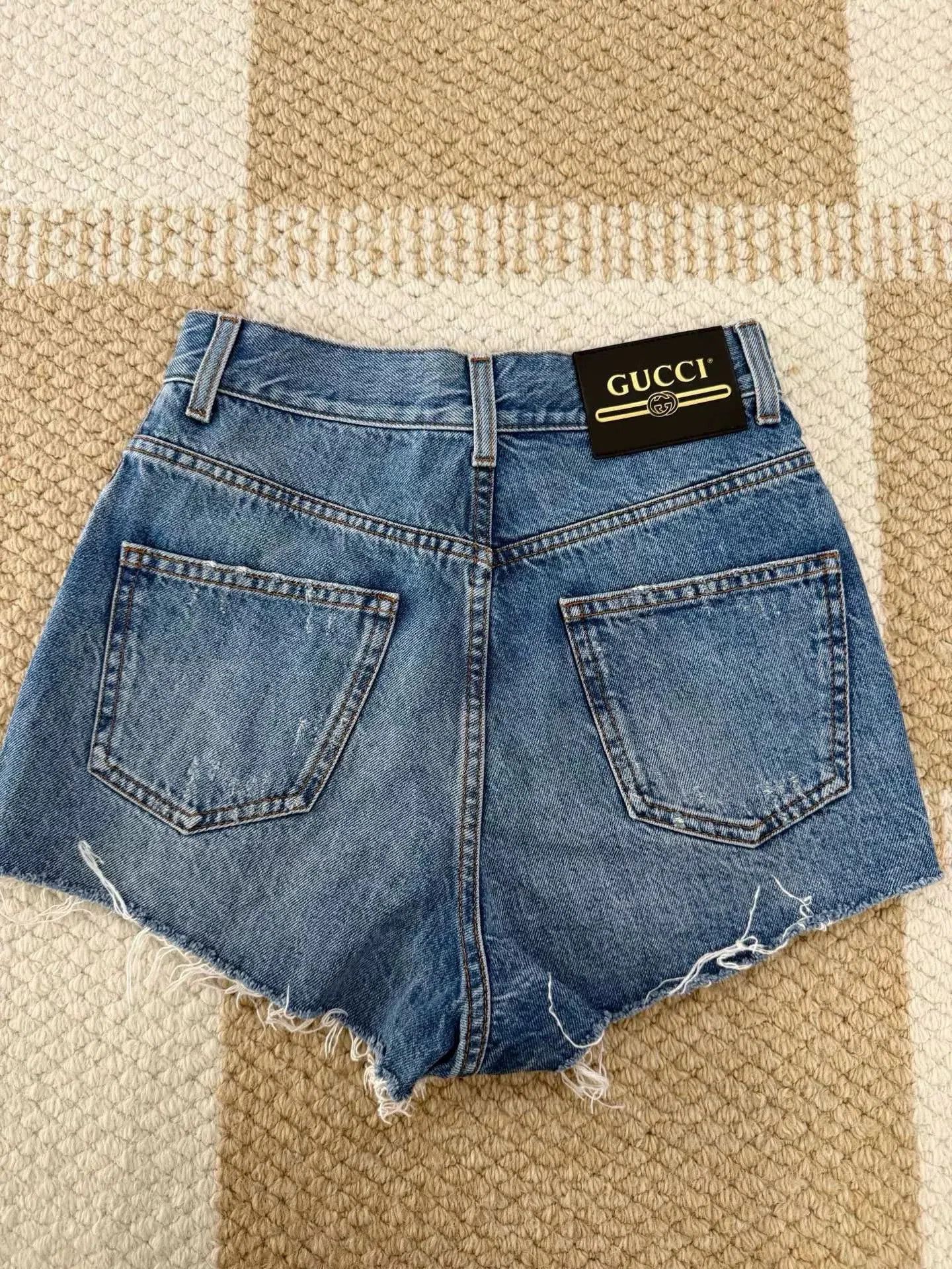 Gucci Gucci Embroidered Apple Denim Shorts. Size 25" / US 0 / IT 36 - 2 Thumbnail