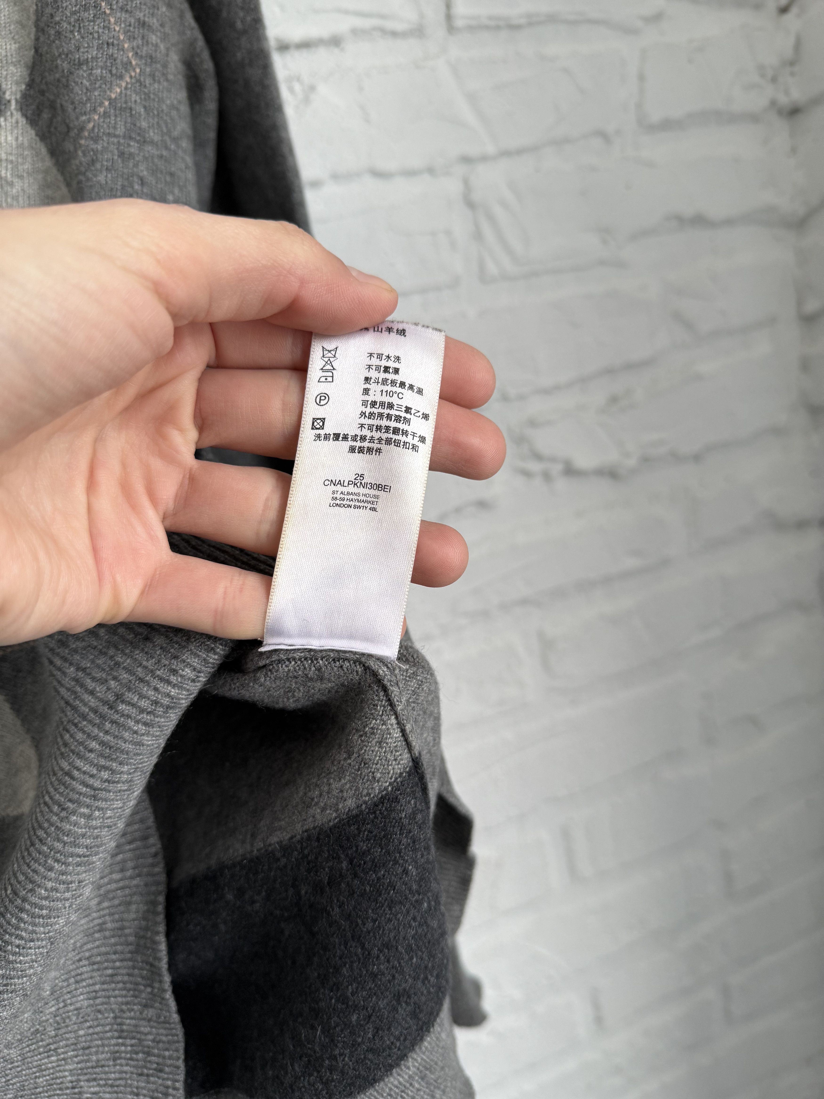 Burberry Burberry cashmere argyle v-neck sweater Size US S / EU 44-46 / 1 - 4 Thumbnail