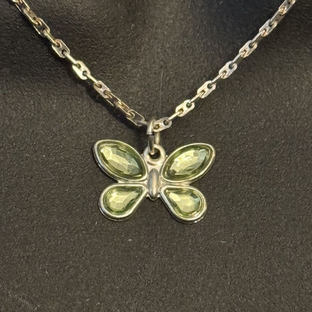 Other Avon silver tone green stones butterfly pendant necklace Size ONE SIZE - 2 Thumbnail