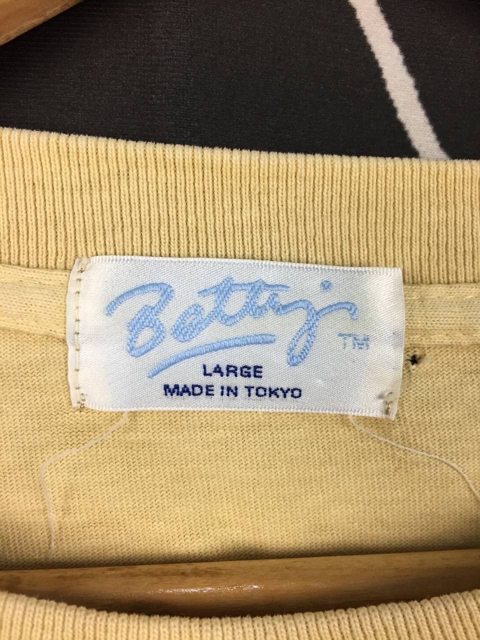 Japanese Brand Vtg Betty's Made in Tokyo Deluxe Embroidered Logo Pocket Tee Size US L / EU 52-54 / 3 - 10 Thumbnail