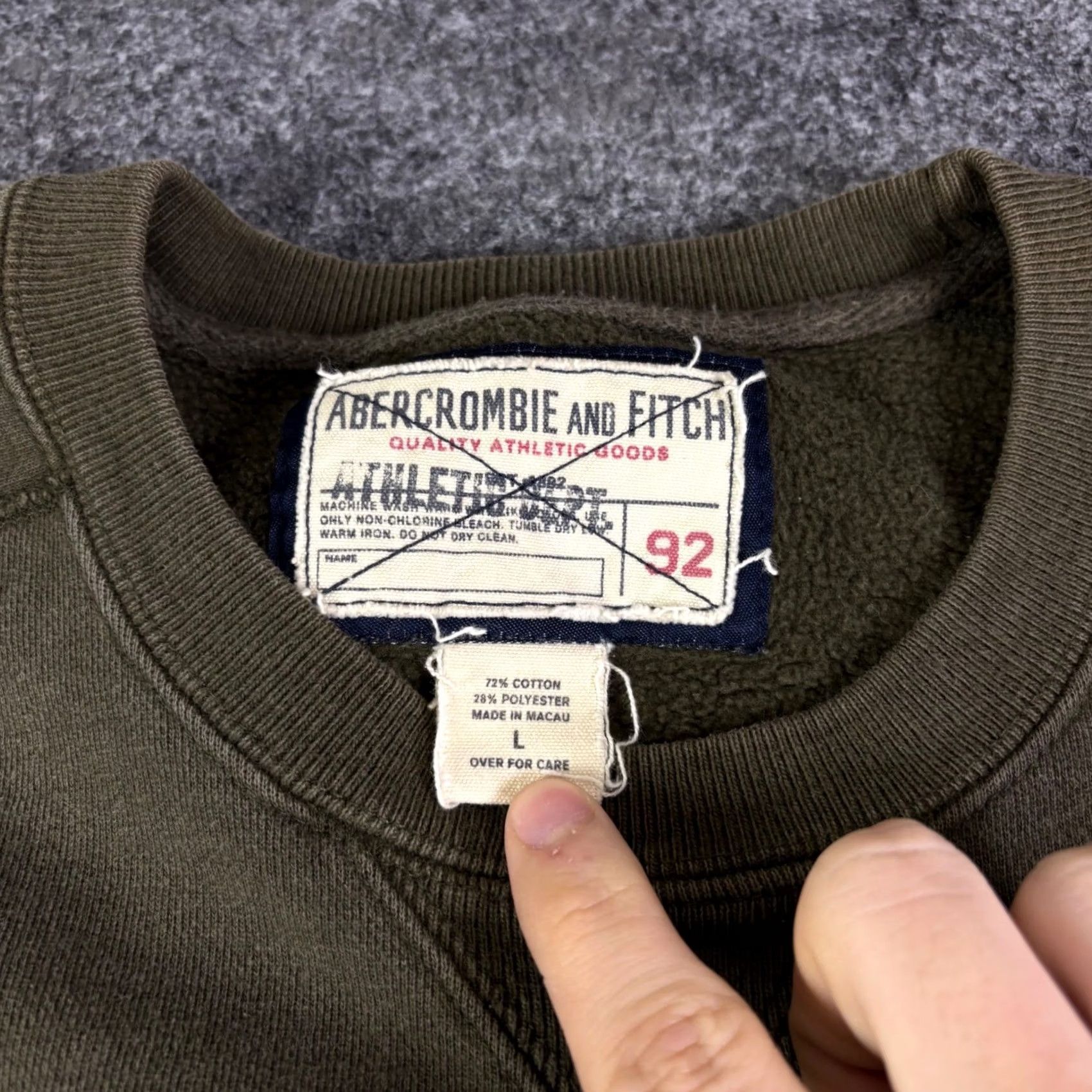 Abercrombie & Fitch Abercrombie & Fitch Mens Crewneck Sweatshirt Olive Green Number 29 Patch Large Size US L / EU 52-54 / 3 - 3 Thumbnail