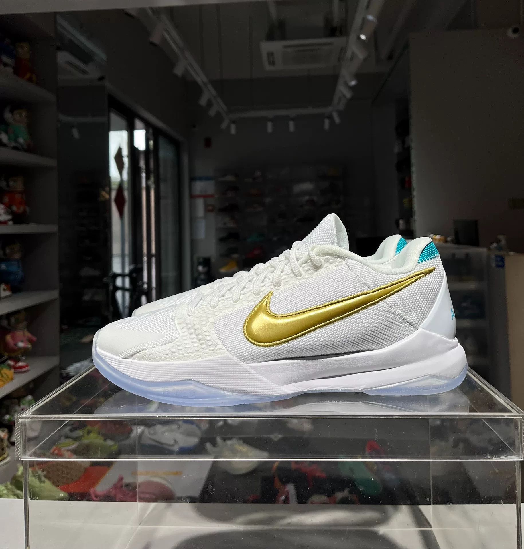 Nike Nike White Lowtop Sneakers 10 Men Size US 10 / EU 43 - 1 Thumbnail