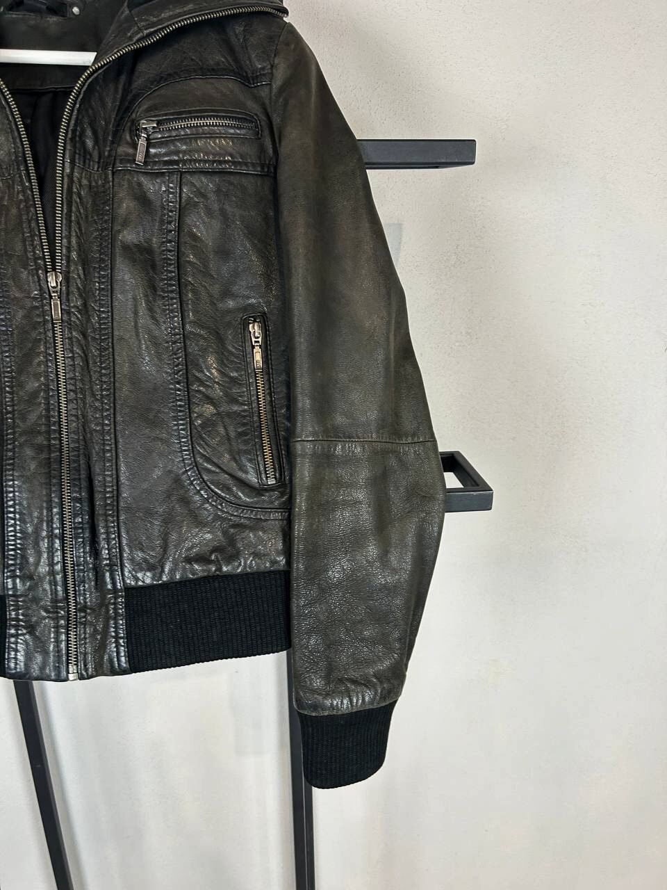 Vintage Black Leather Jacket Cropped Ribbed Hem Vintage Biker Style Size US S / EU 44-46 / 1 - 5 Thumbnail
