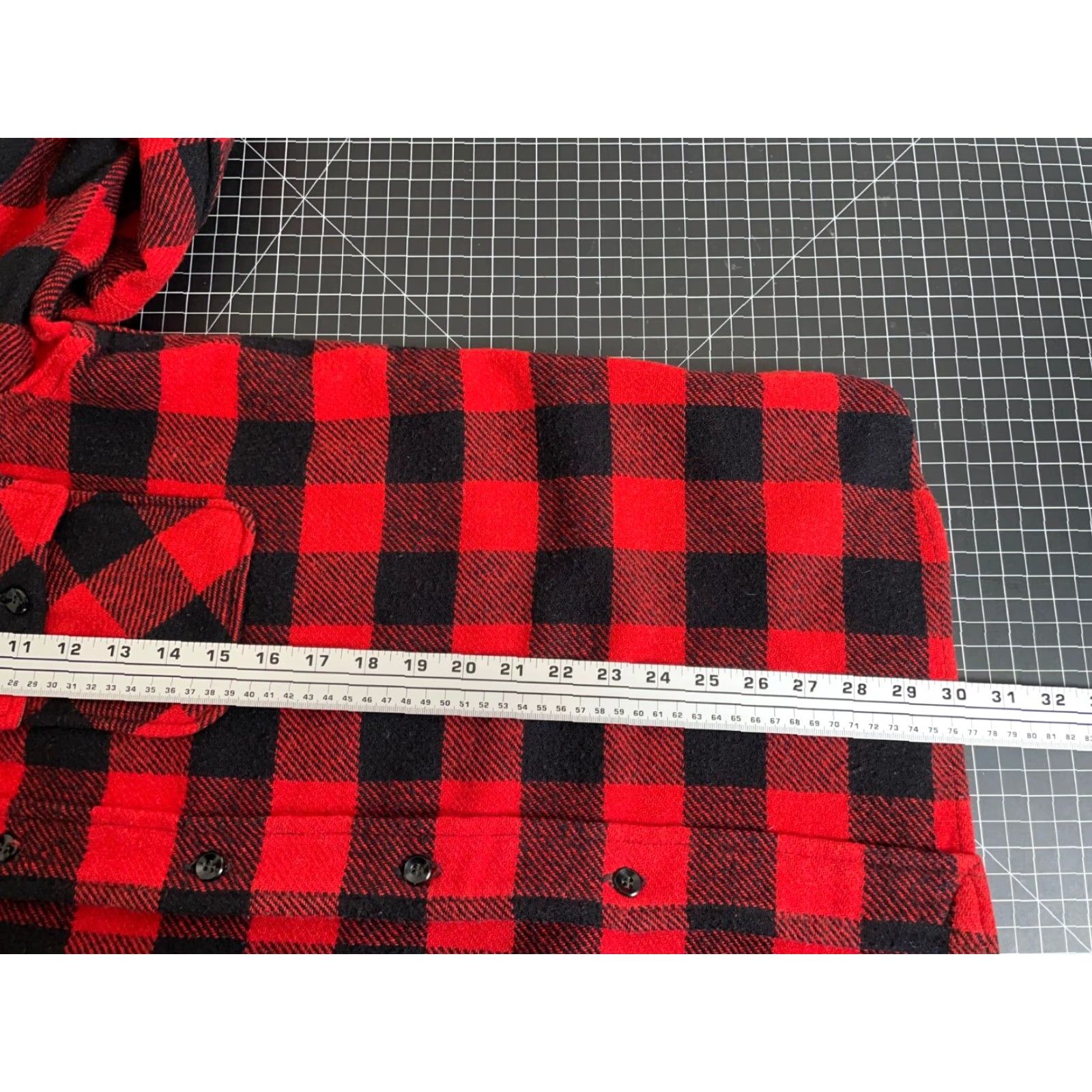 Vintage Vintage Wool Buffalo Plaid Flannel Shirt Adult Large Red and Black 70s 80s Grunge Workwear Men Size US L / EU 52-54 / 3 - 6 Thumbnail