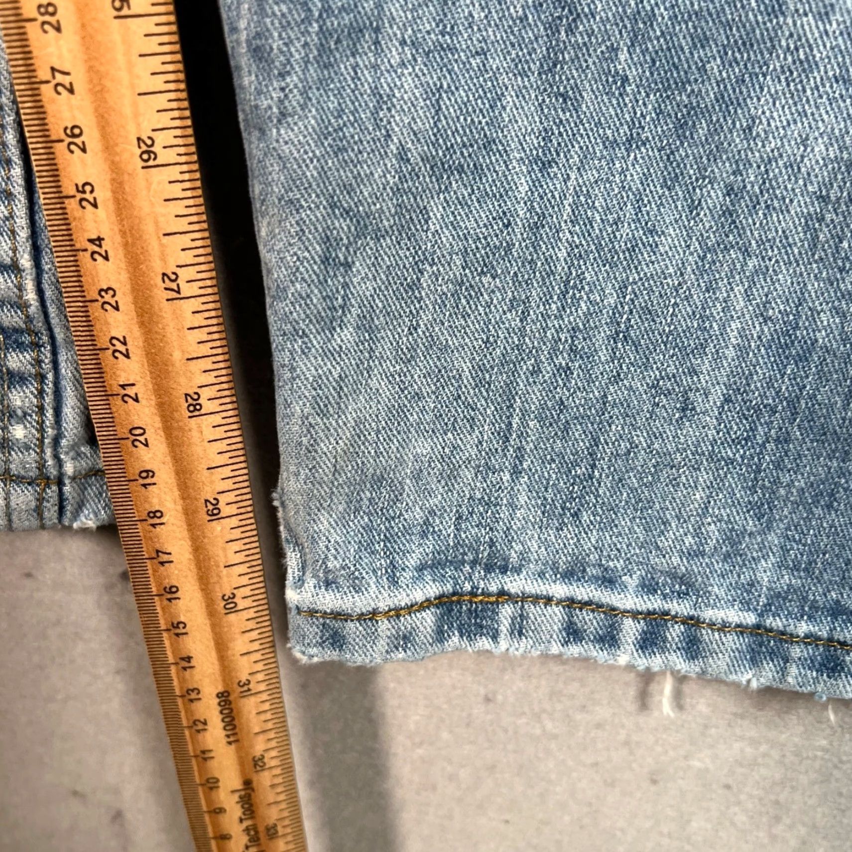 Lee VINTAGE Lee Mens Size 33 x 32 Relaxed Fit Light Wash Denim Jeans 100% Cotton Size US 33 - 7 Thumbnail