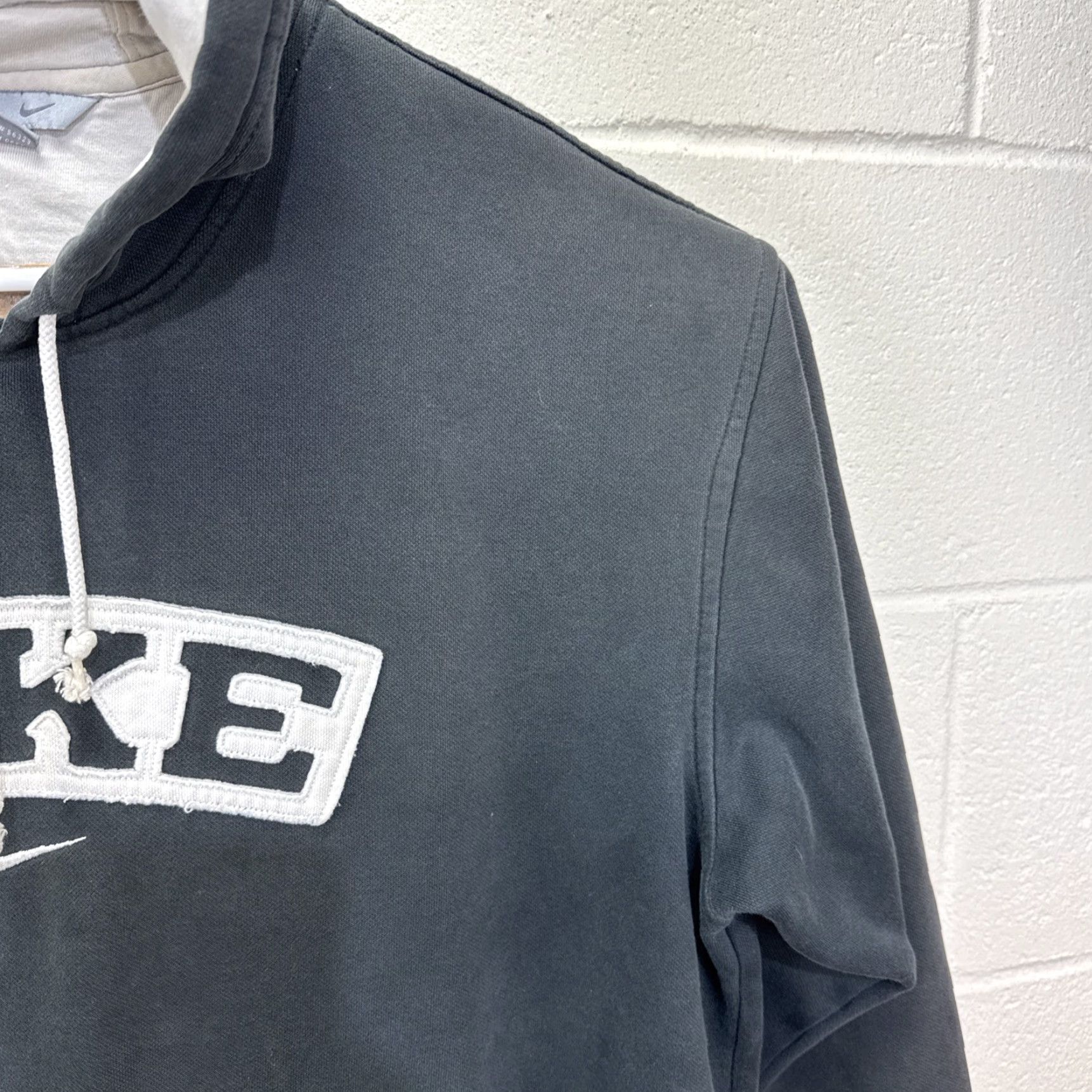 Nike VINTAGE Nike Sweatshirt Mens L Black Center Swoosh Hoodie Pullover Size US L / EU 52-54 / 3 - 6 Thumbnail