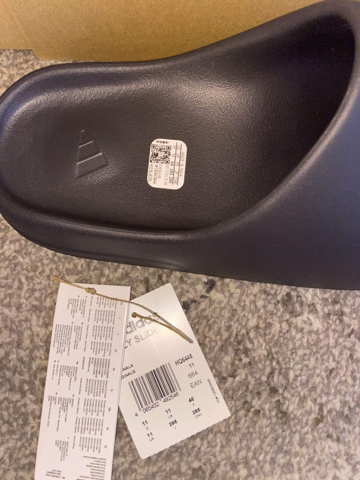 Yeezy Yeezy Slides Onyx US11/EU46 Size US 11 / EU 44 - 2 Thumbnail