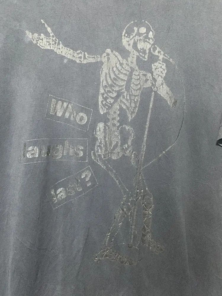 Band Tees Vintage Barbara Kruger skeleton WHO LAUGH LAST? T shirt Size US L / EU 52-54 / 3 - 3 Thumbnail