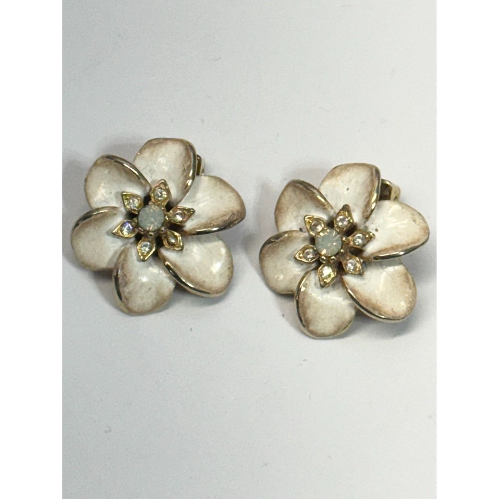 Vintage Vintage white enamel rhinestone flower clip on earrings Size ONE SIZE - 3 Thumbnail