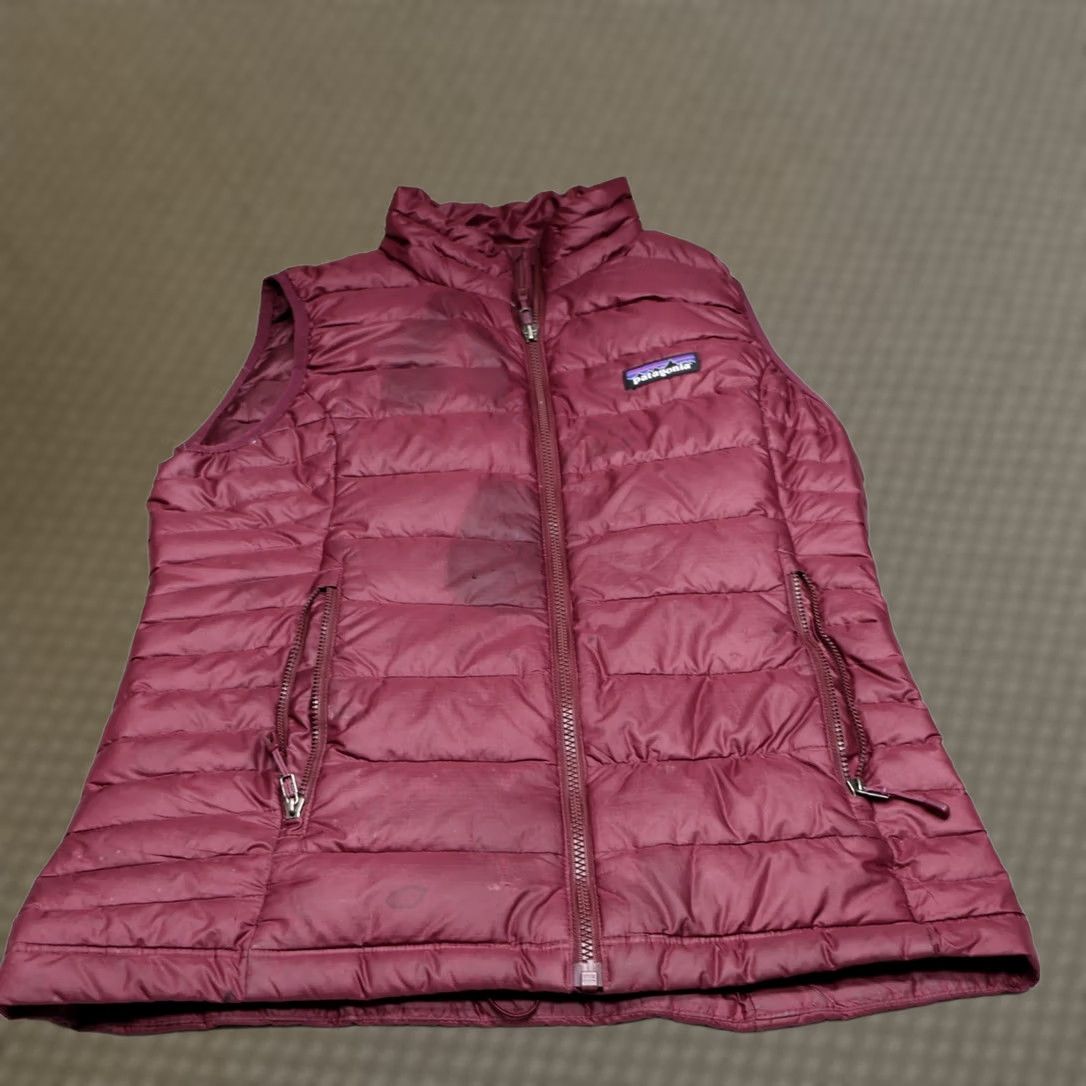 Patagonia Patagonia Vest Womens XS Red Down Quilted Puffer Sleeveless Zip Vest Light Insulated Outdoor Casual Travel Size XS / US 0-2 / IT 36-38 - 1 Thumbnail