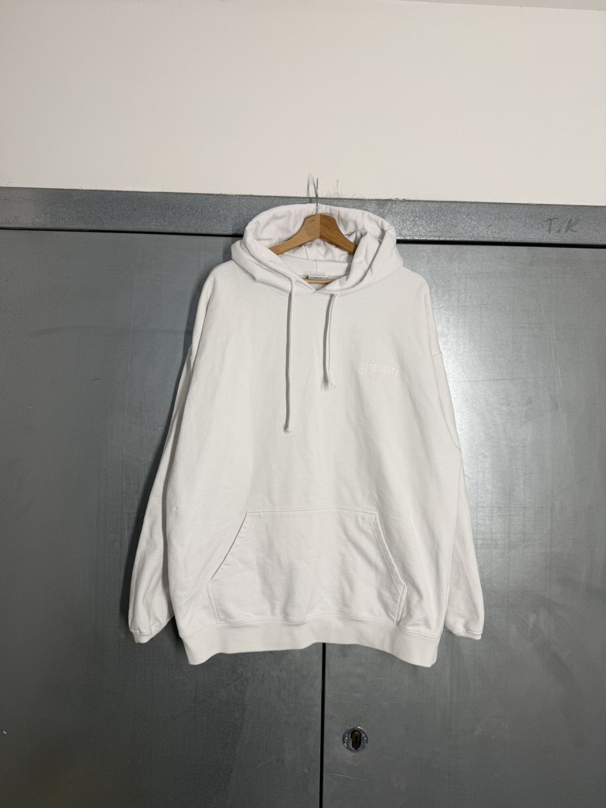 Vetements Vetements Small Embroidered Logo Dense Hoodie Size US S / EU 44-46 / 1 - 1 Thumbnail