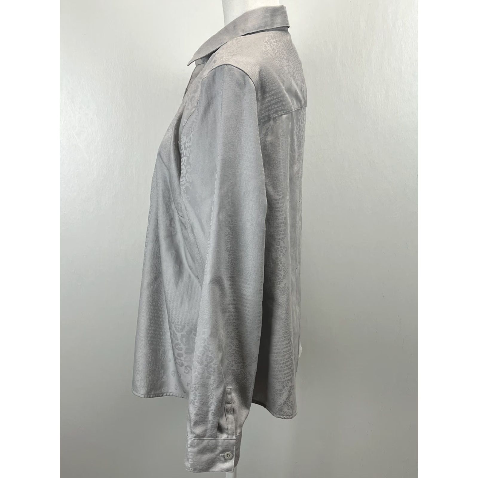 Vintage VINTAGE? Chico's Shirt Button-Up Women L Gray Wrinkle-Resistant Animal Print Sheen 2/US Large Women Size L / US 10 / IT 46 - 2 Thumbnail