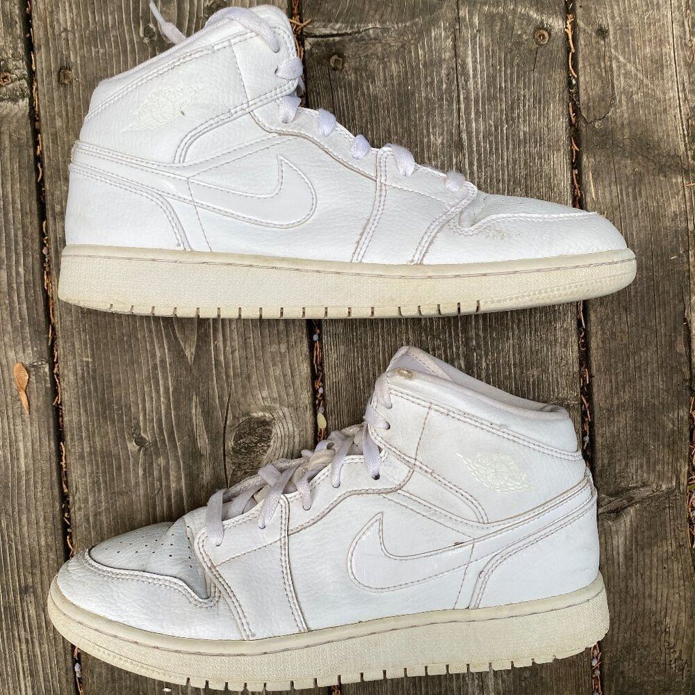 Jordan Brand Nike Air Jordan 1 Retro Mid Triple White Size 7 Size US 7 / EU 40 - 1 Thumbnail
