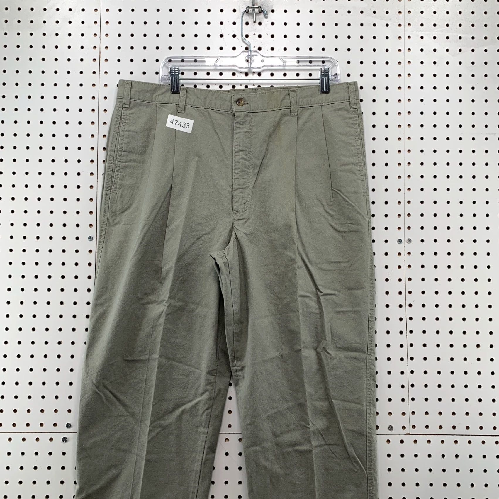 Dockers Dockers Pants Mens 38x30 Khaki Pleated Classic Straight Leg Chino Beige 30 Inseam Nwt Casual Belted Front Type: Pleated Mens Size US 38 / EU 54 - 4 Thumbnail