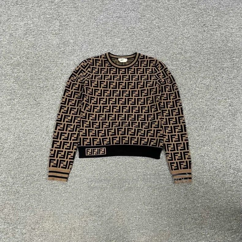 Fendi Fendi Logo Embossed Knit Sweater Size XS / US 0-2 / IT 36-38 - 1 Thumbnail