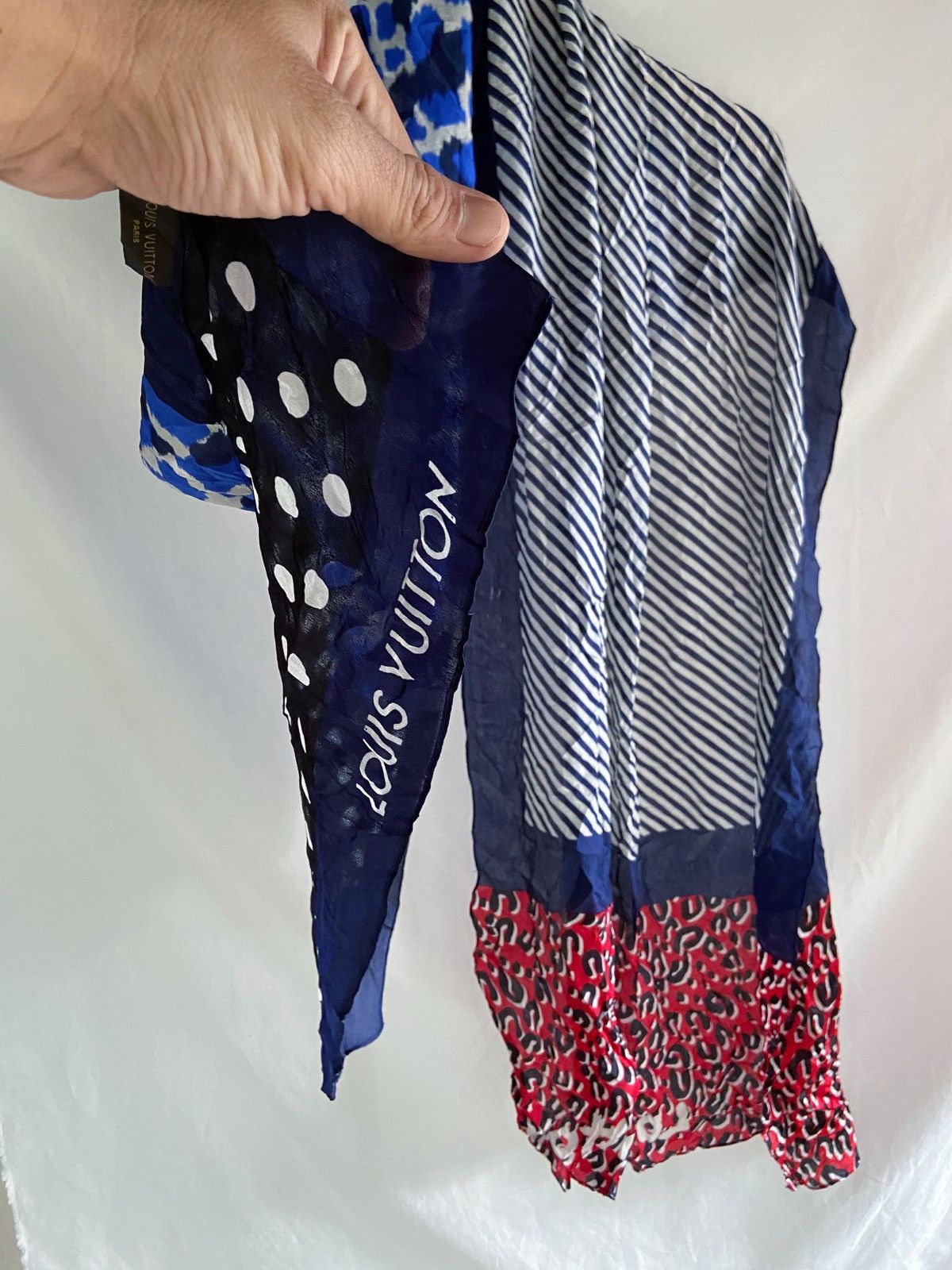 Louis Vuitton LOUIS VUITTON PATTERN SILK SCARF Size ONE SIZE - 2 Thumbnail