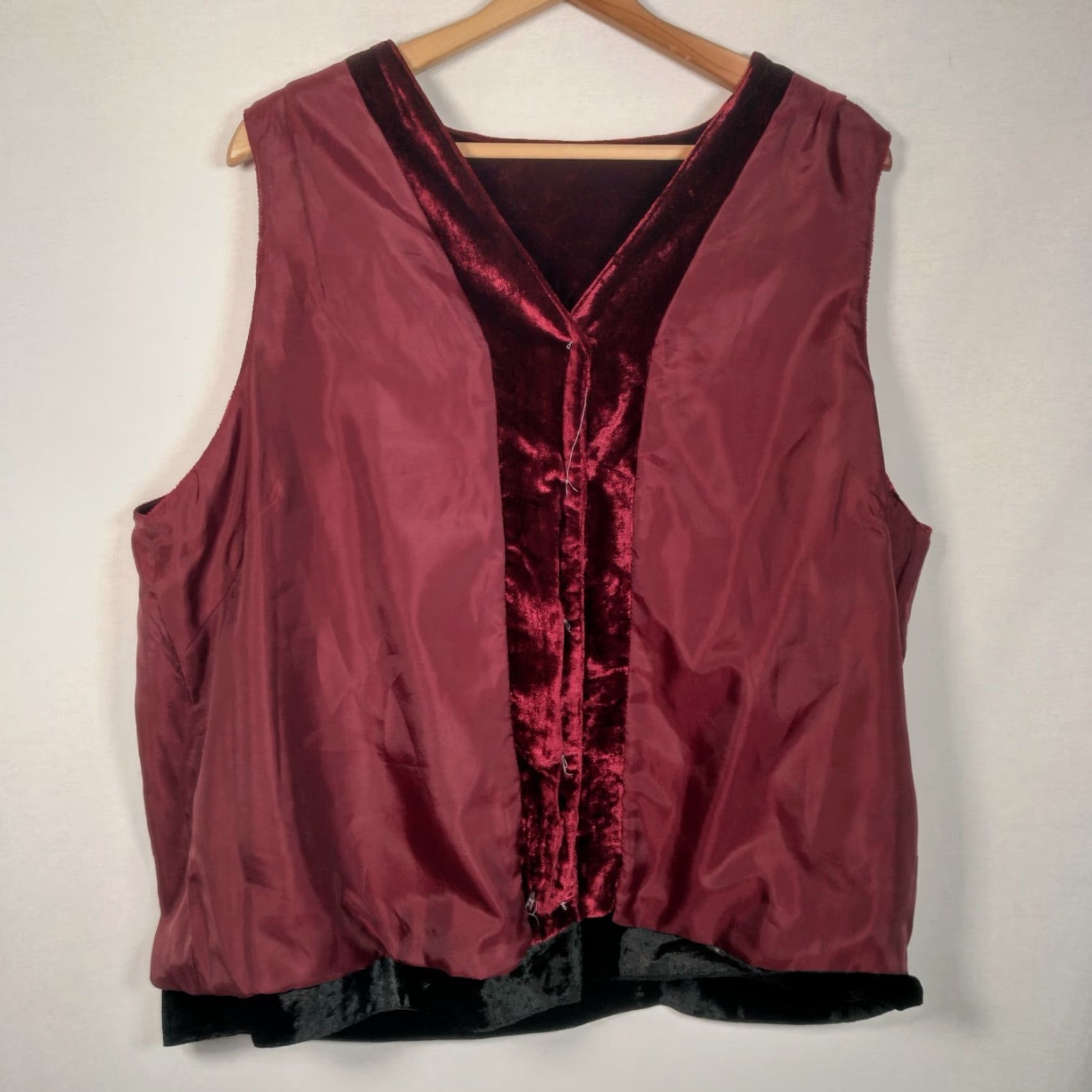 VINTAGE White Stag Velour Vest Womens 14W/16W Maroon Embroidered Floral Velour Vest
