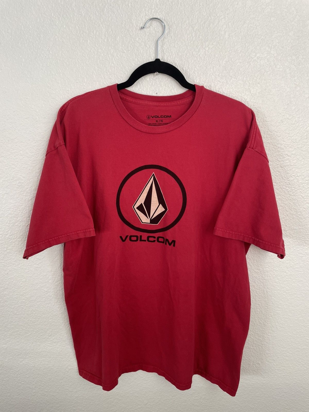 Volcom Vintage Y2K Volcom Emblem T Shirt Size XL Size US XL / EU 56 / 4 - 1 Thumbnail