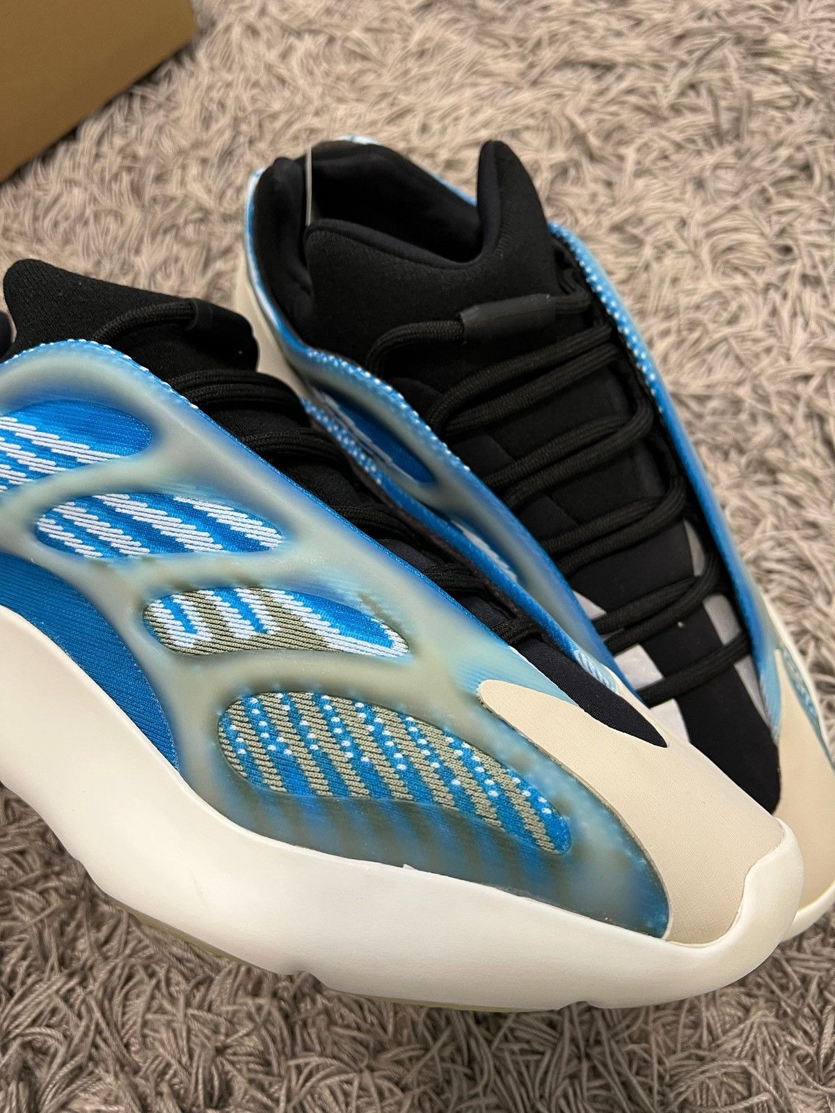 Adidas Adidas Yeezy 700 V3 Arzareth Size US 10 / EU 43 - 9 Thumbnail
