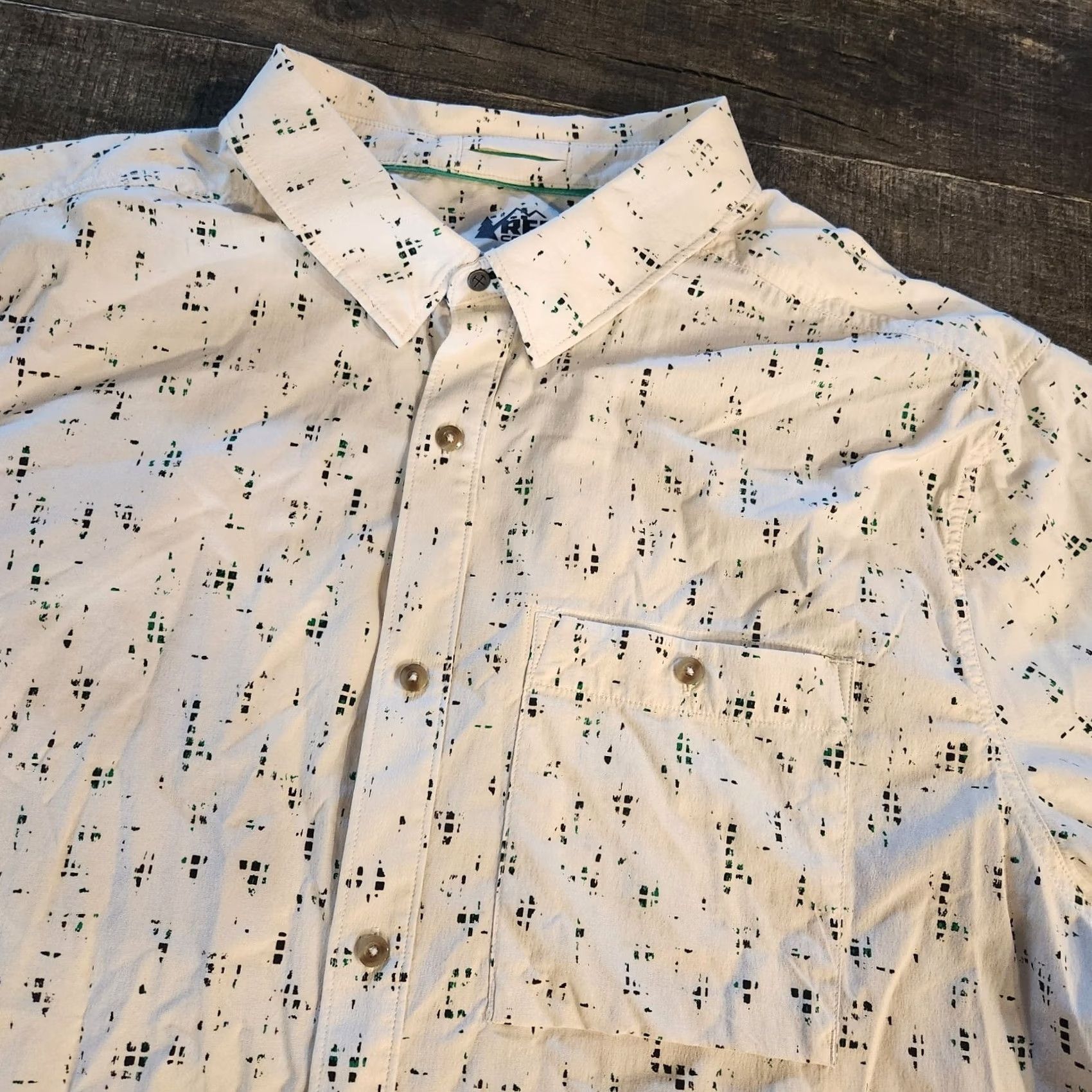 Vintage REI Co-op Shirt Mens 2XL Geometric Short Sleeve Button Up Camp Outdoors Casual White Nylon Spandex Lightweight Pockets Summer Men Size US XXL / EU 58 / 5 - 6 Thumbnail