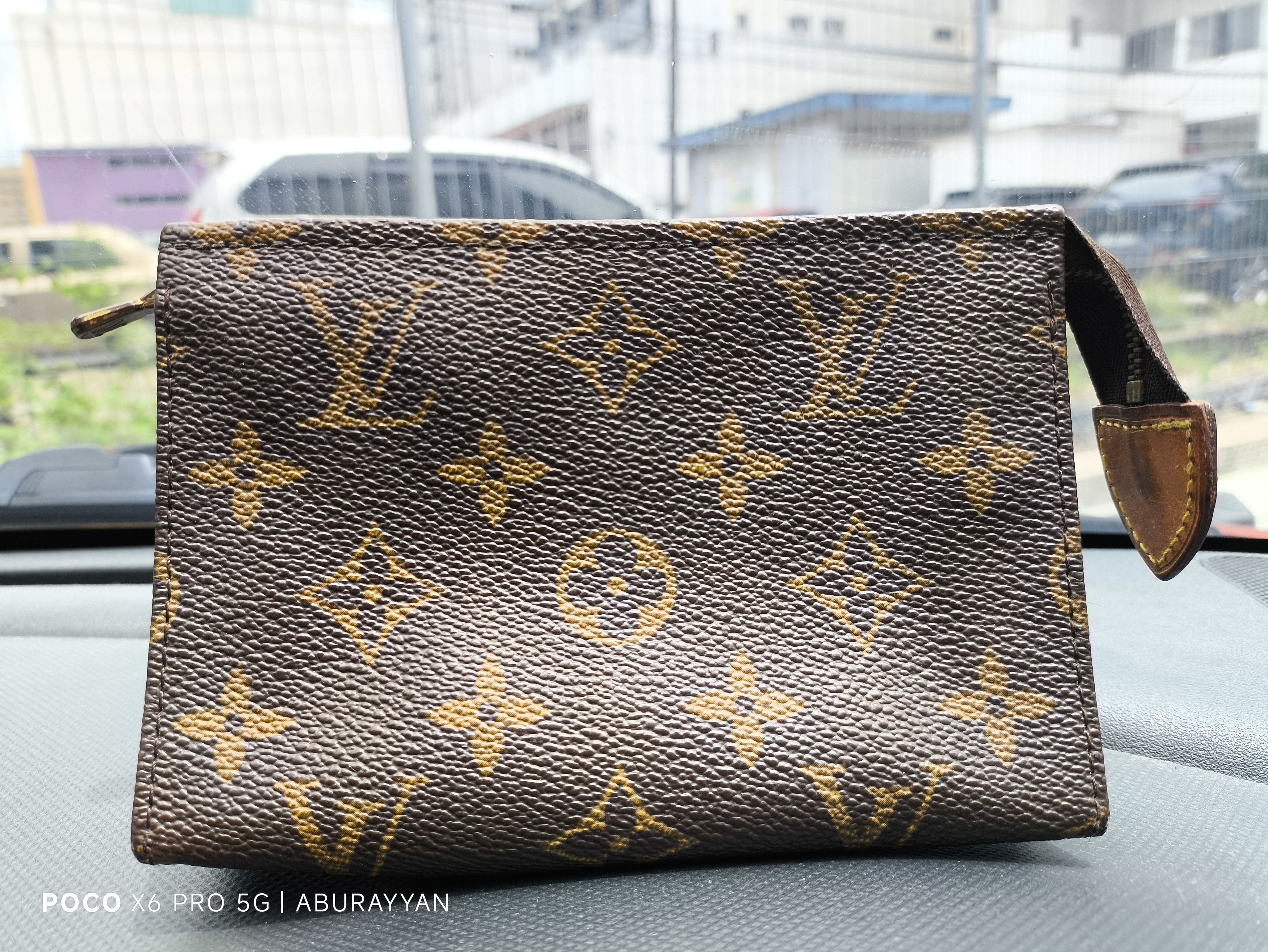 Louis Vuitton Louis Vuitton Monogram Canvas 15 Toiletry Pouch Clutch Bag Size ONE SIZE - 7 Thumbnail