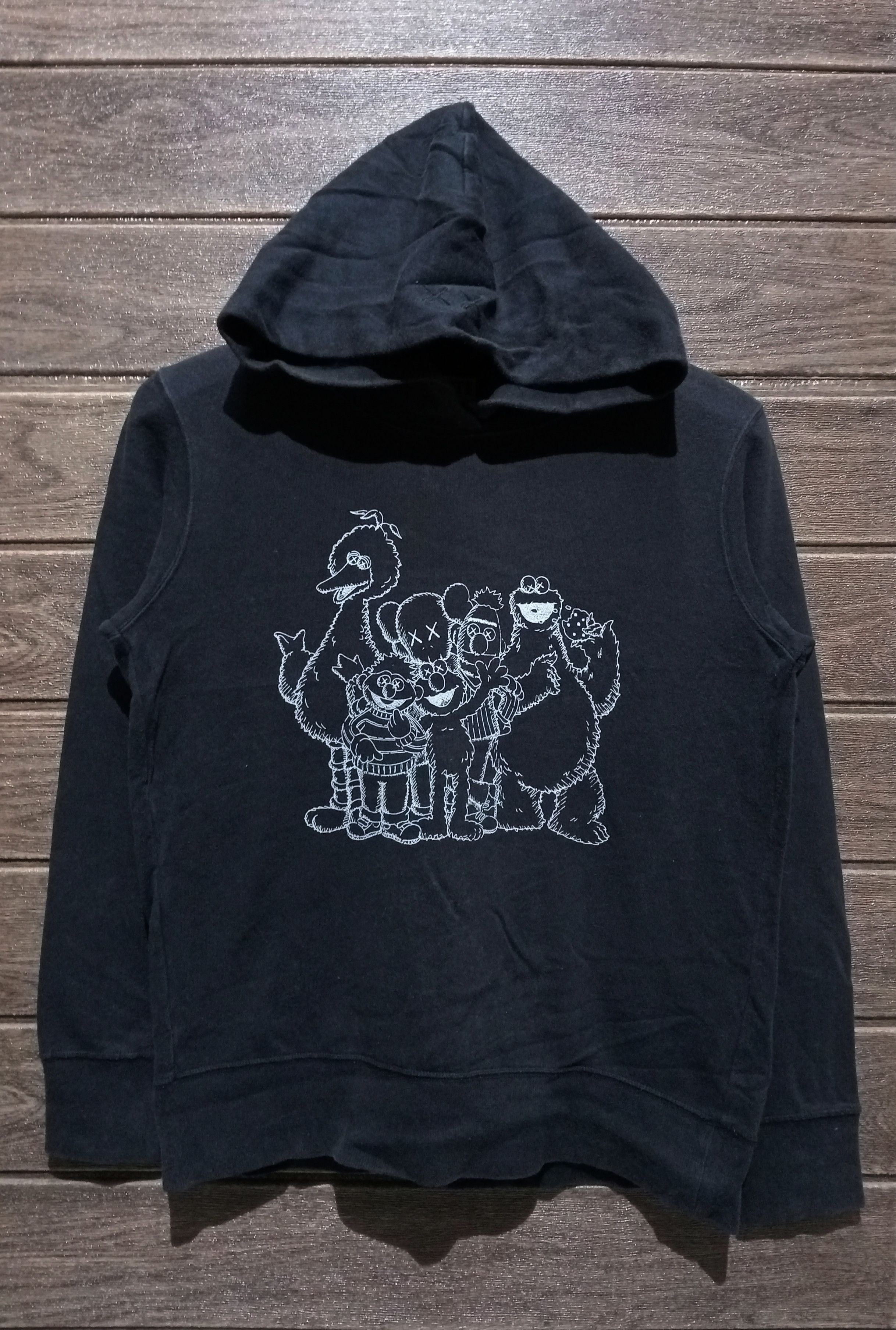 Kaws Vintage KAWS X Sesame Street Uniqlo Pullover Hoodie Rare Size US M / EU 48-50 / 2 - 1 Thumbnail