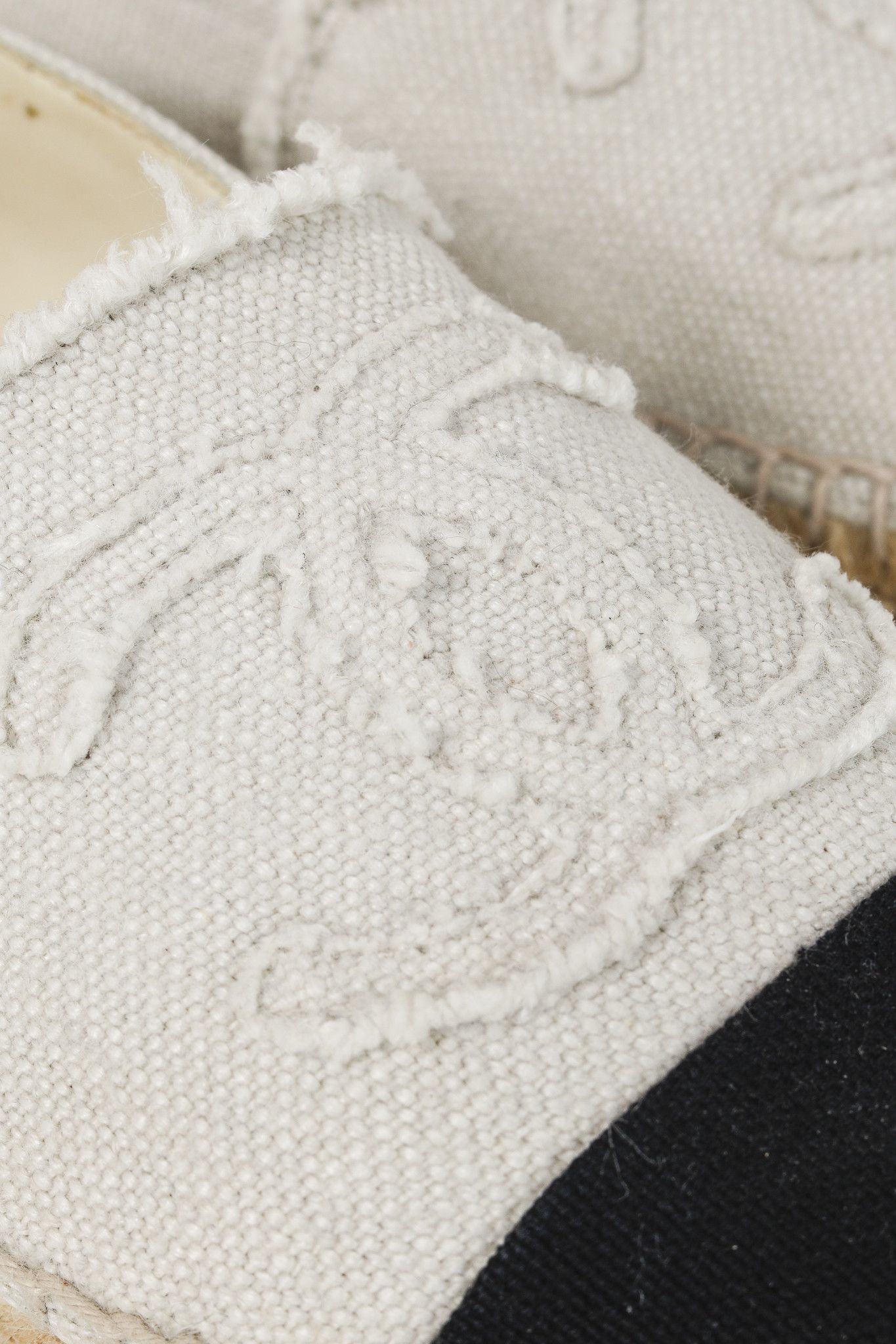 Chanel Chanel Fraying CC Espadrille Flats in White and Black Size US 7.5 / IT 37.5 - 8 Thumbnail