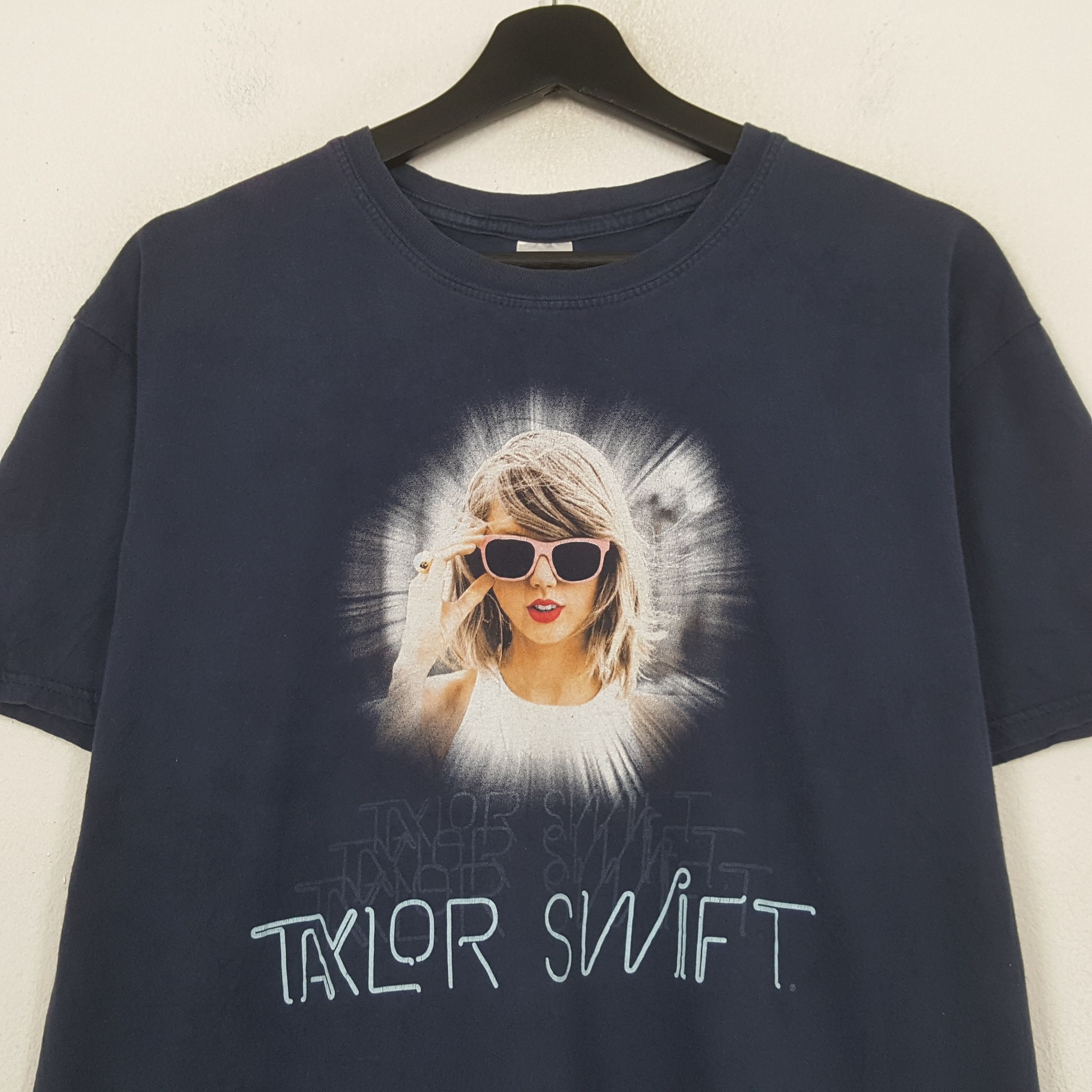 Band Tees Taylor Swift Singer Music Tour Tshirt RR27 Size US M / EU 48-50 / 2 - 2 Thumbnail
