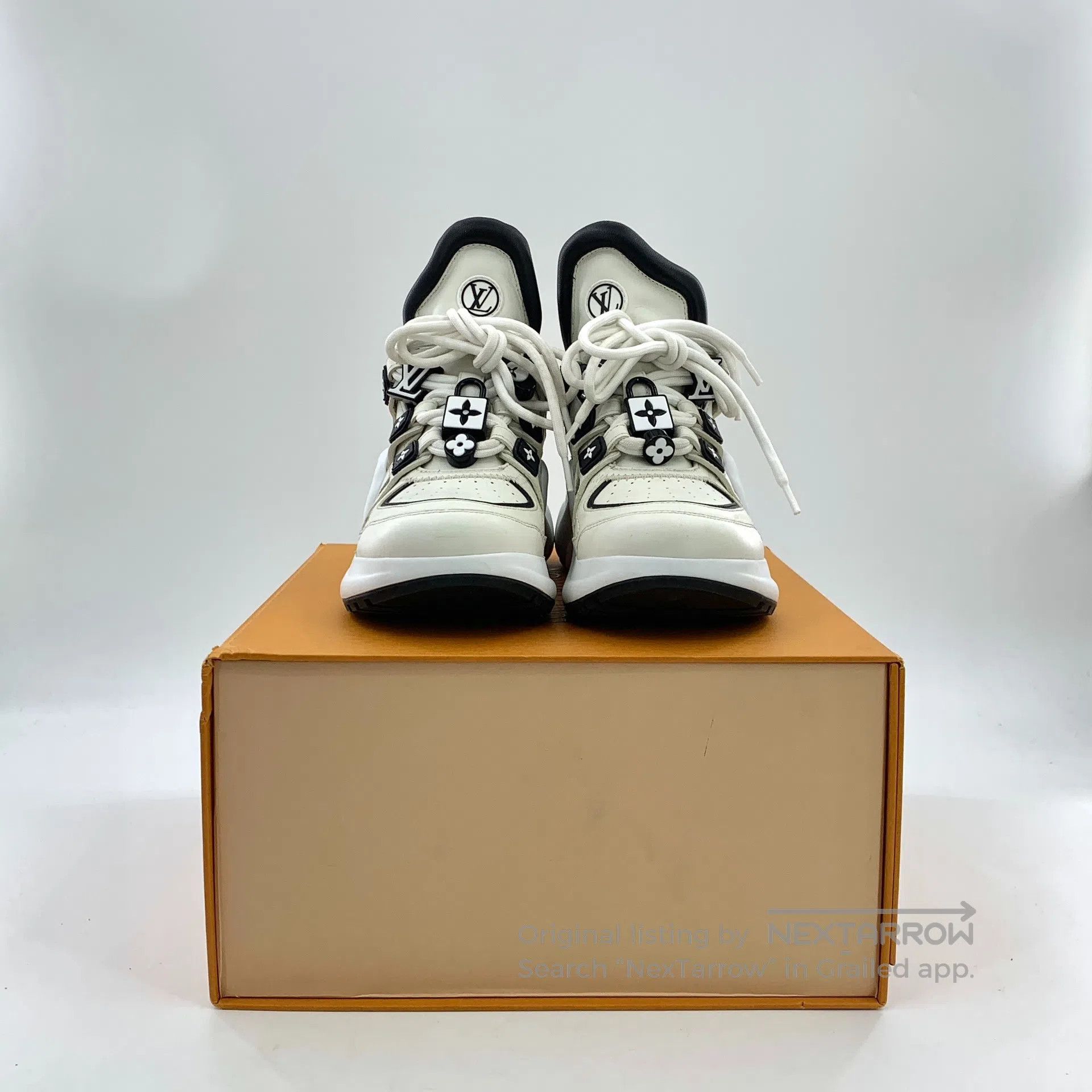Louis Vuitton Louis Vuitton White Monogram Round Toe Tie Low Top Arch Sh Size US 4.5 / IT 34.5 - 8 Thumbnail