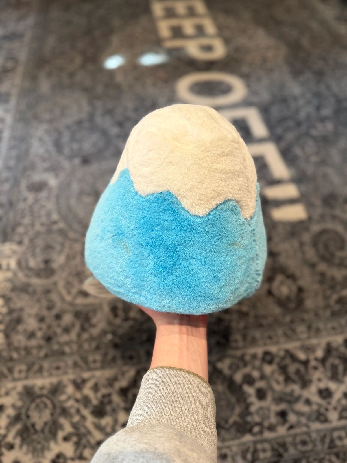 Kaws Kaws Holiday Japan ‘Mount Fuji’ Plush Size ONE SIZE - 2 Thumbnail