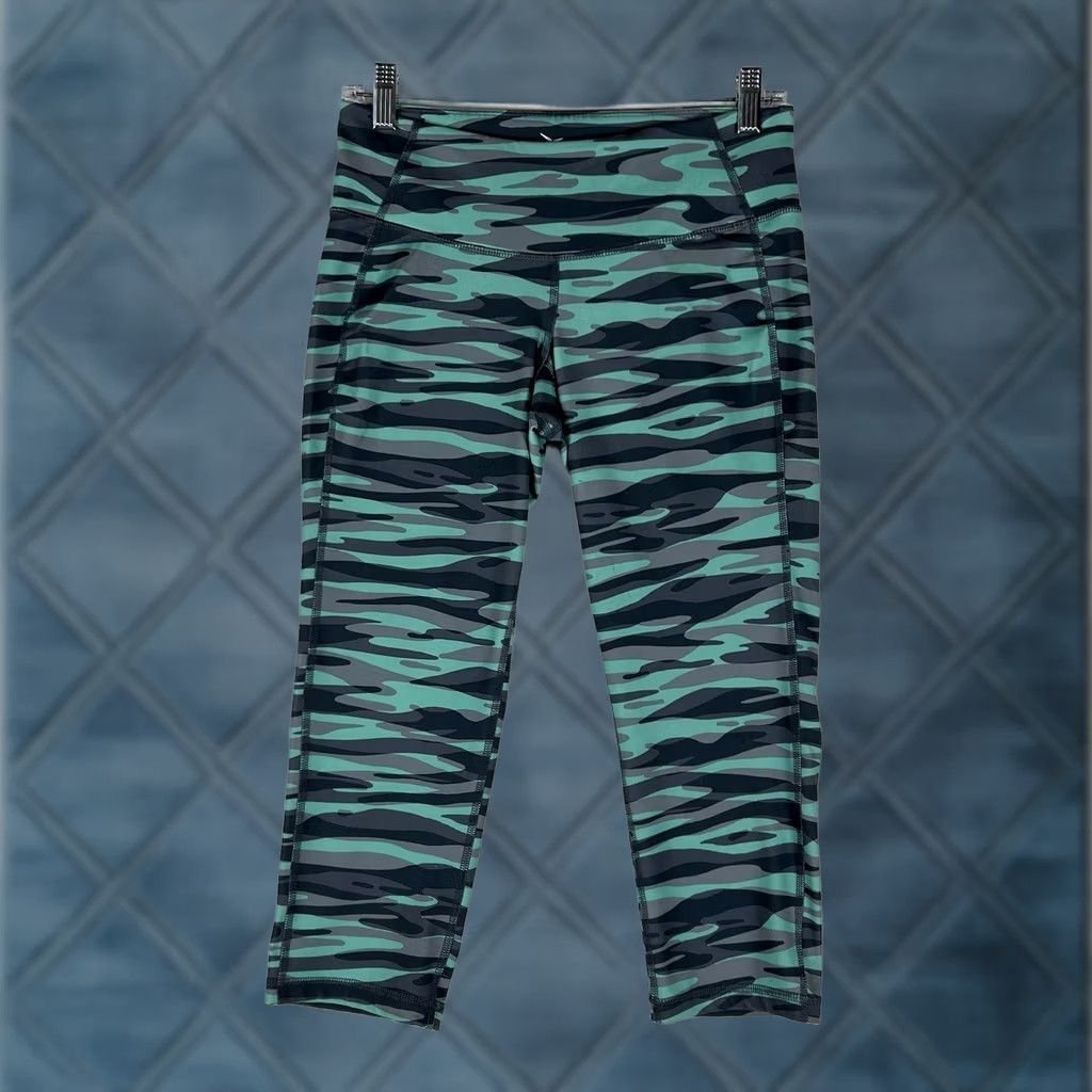 Old Navy Old Navy Capri Leggings Women's M Teal Camouflage Go-Dry Activewear Slim Fit Pants 21in Inseam Size 32" / US 10 / IT 46 - 1 Thumbnail