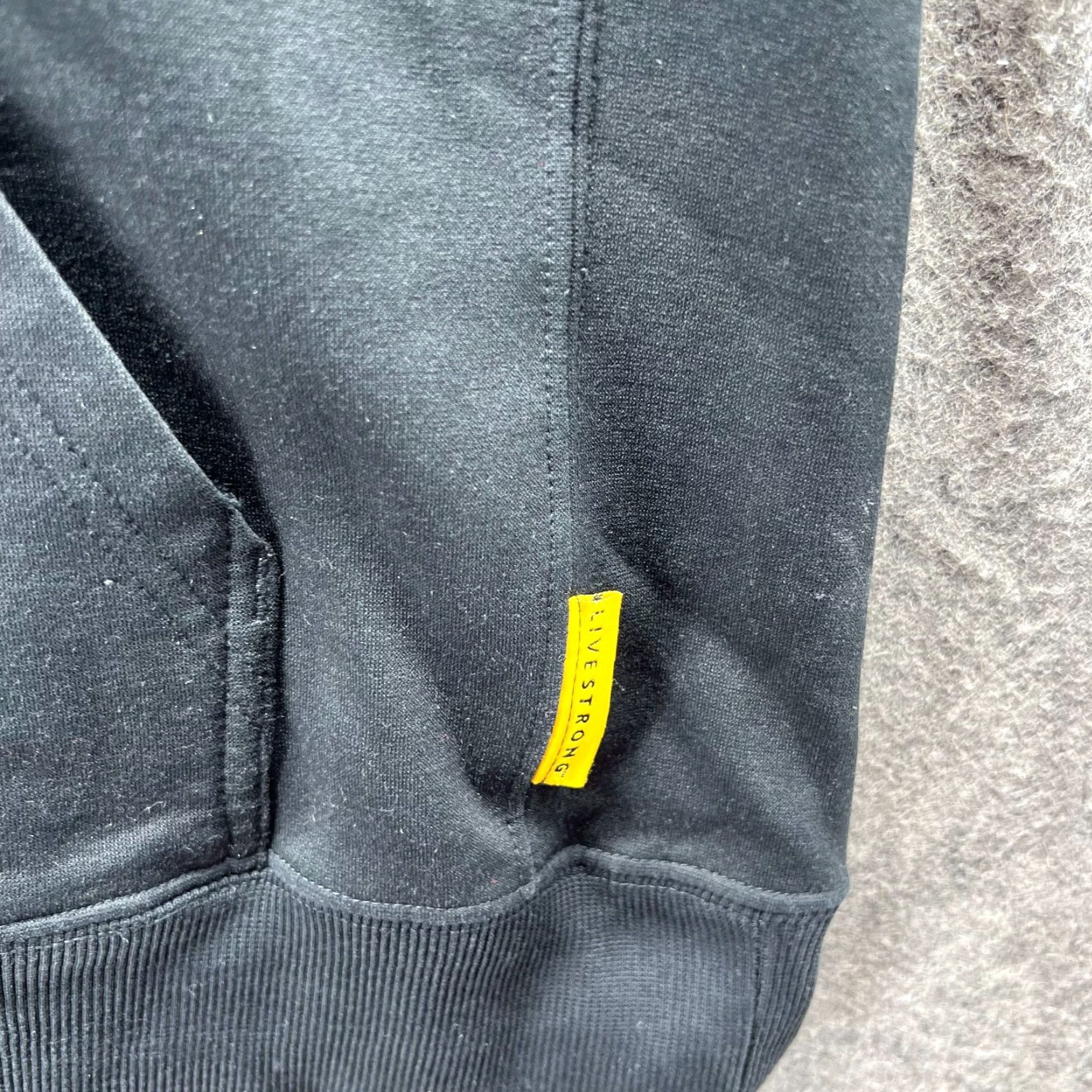 Nike VINTAGE Nike Hoodie Mens Large Black Yellow Livestrong Pullover Knit Therma Y2K Size US L / EU 52-54 / 3 - 4 Thumbnail