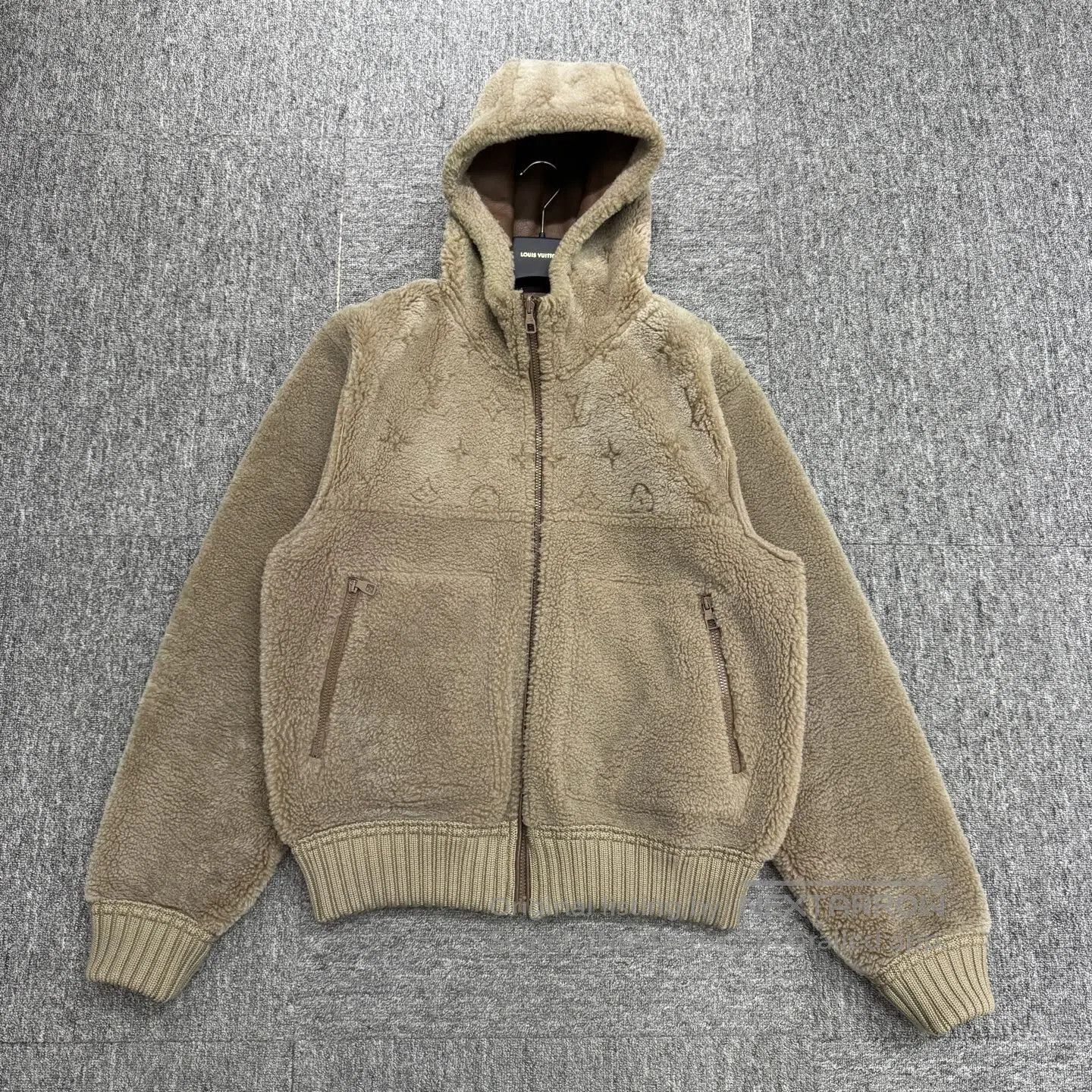 Louis Vuitton Louis Vuitton One-piece fur jacket with double-sided linin Size US M / EU 48-50 / 2 - 1 Thumbnail