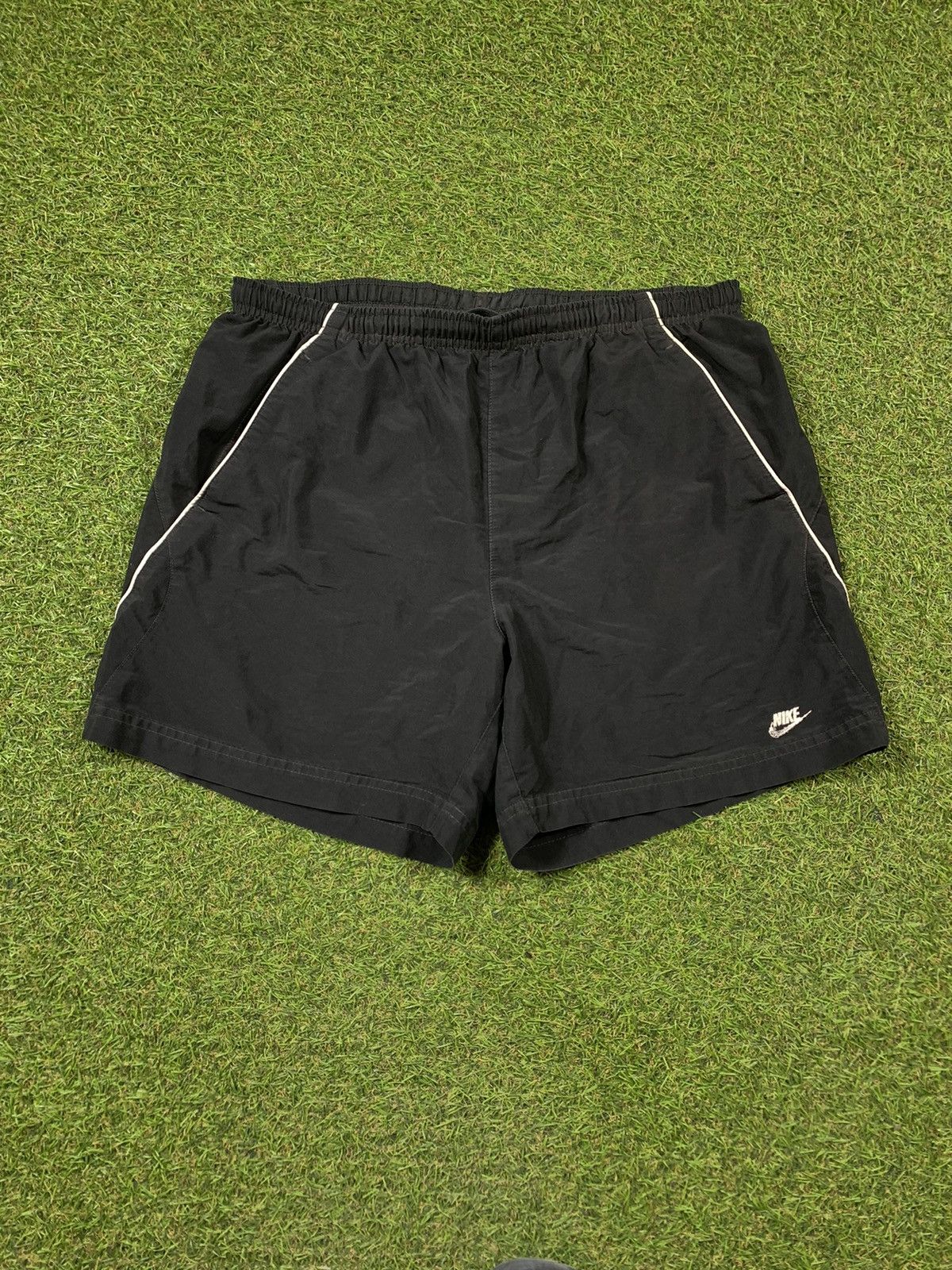 Nike Vintage Nike shorts small swoosh streetwear style size Size US 32 / EU 48 - 1 Thumbnail