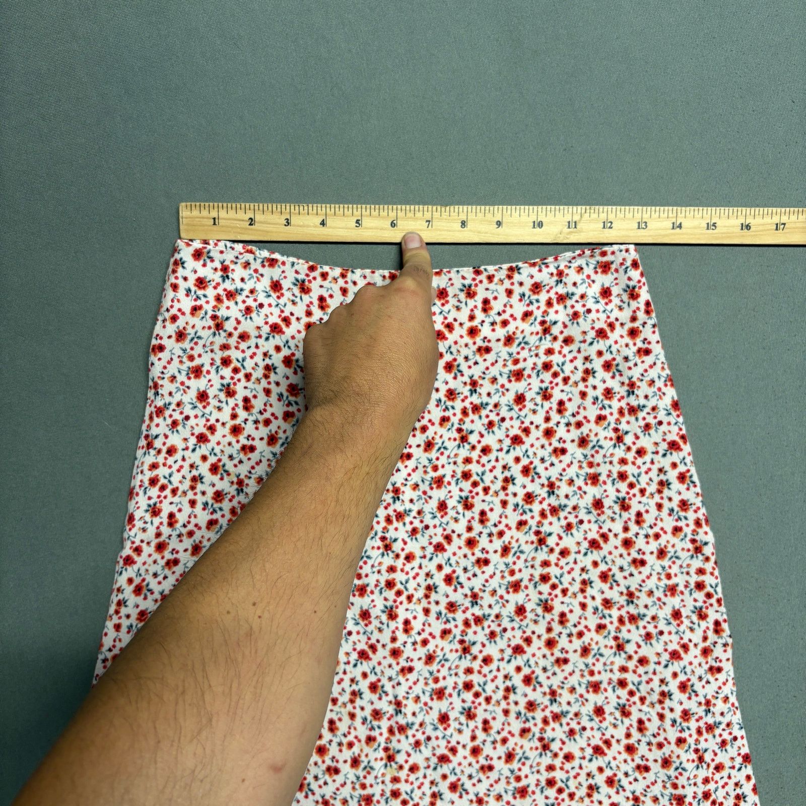Brandy Melville Brandy Melville Floral Mini Skirt Red White Viscose One Size Size 25" / US 0 / IT 36 - 7 Thumbnail