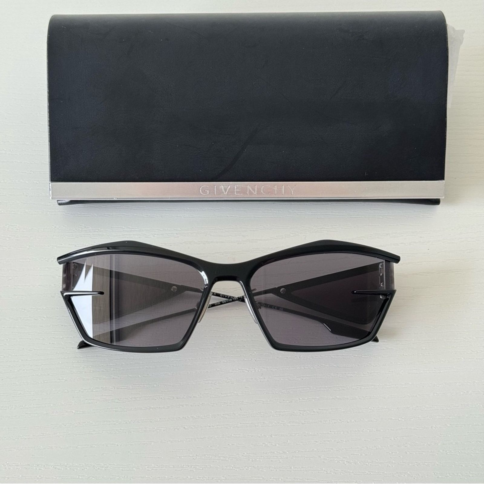 Givenchy NEW! Givenchy Black Sunglasses, GV40066U 01A, Authentic Size ONE SIZE - 11 Thumbnail