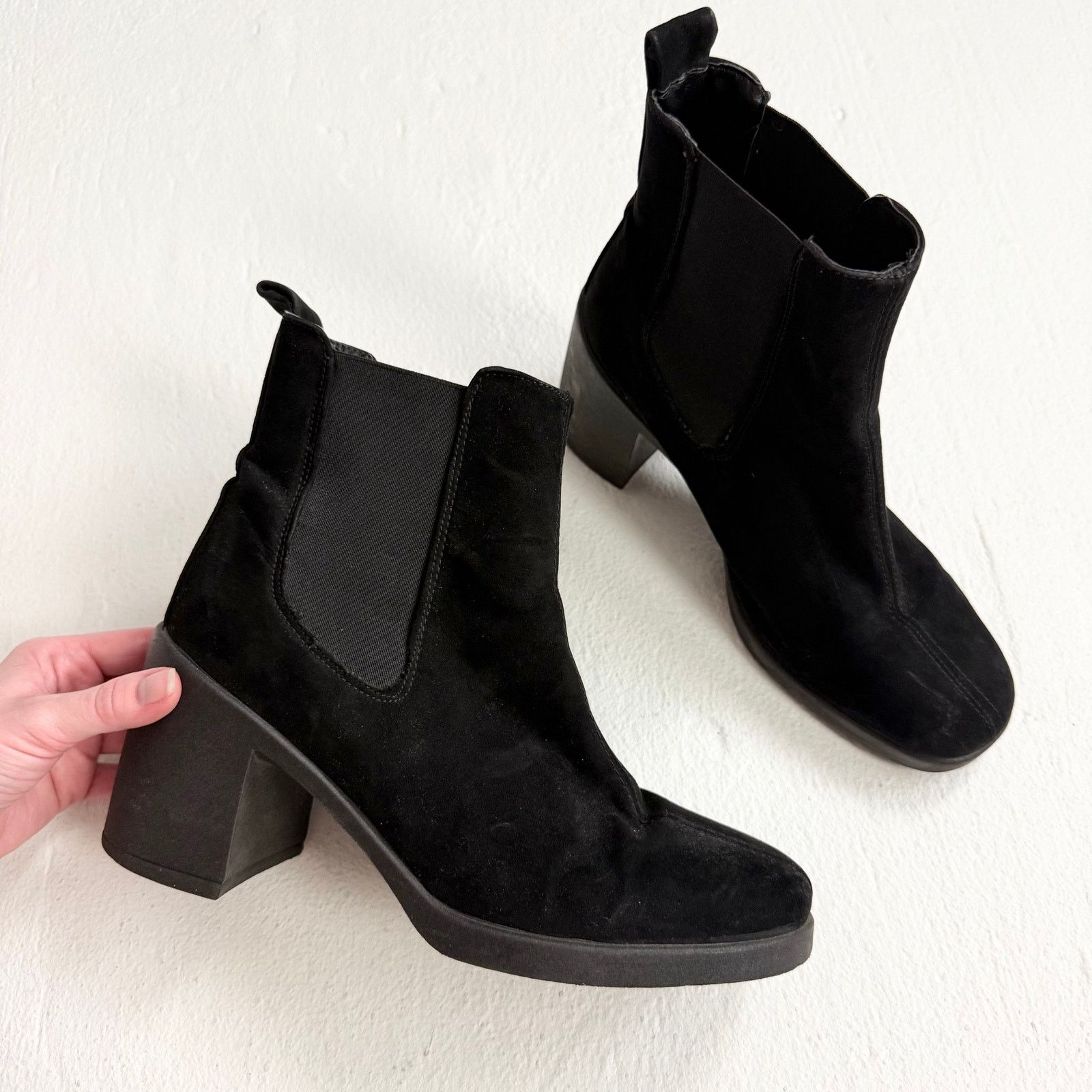 Urban Outfitters Urban Outfitters Black Suede Block Heel Chelsea Boots Size 7 Size US 7 / IT 37 - 1 Thumbnail