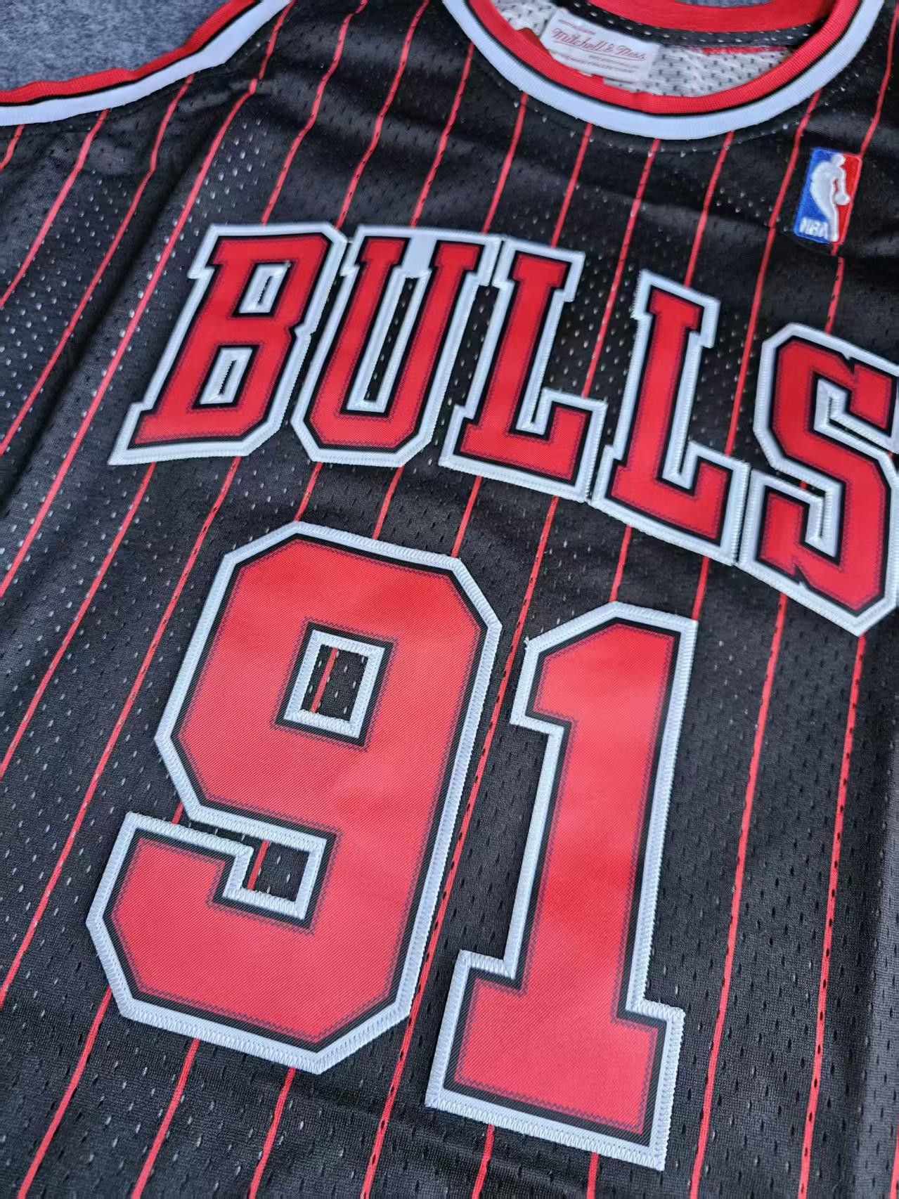 NBA 1995 96 Chicago Bulls 91 Dennis Rodman Jersey Size US M / EU 48-50 / 2 - 5 Thumbnail