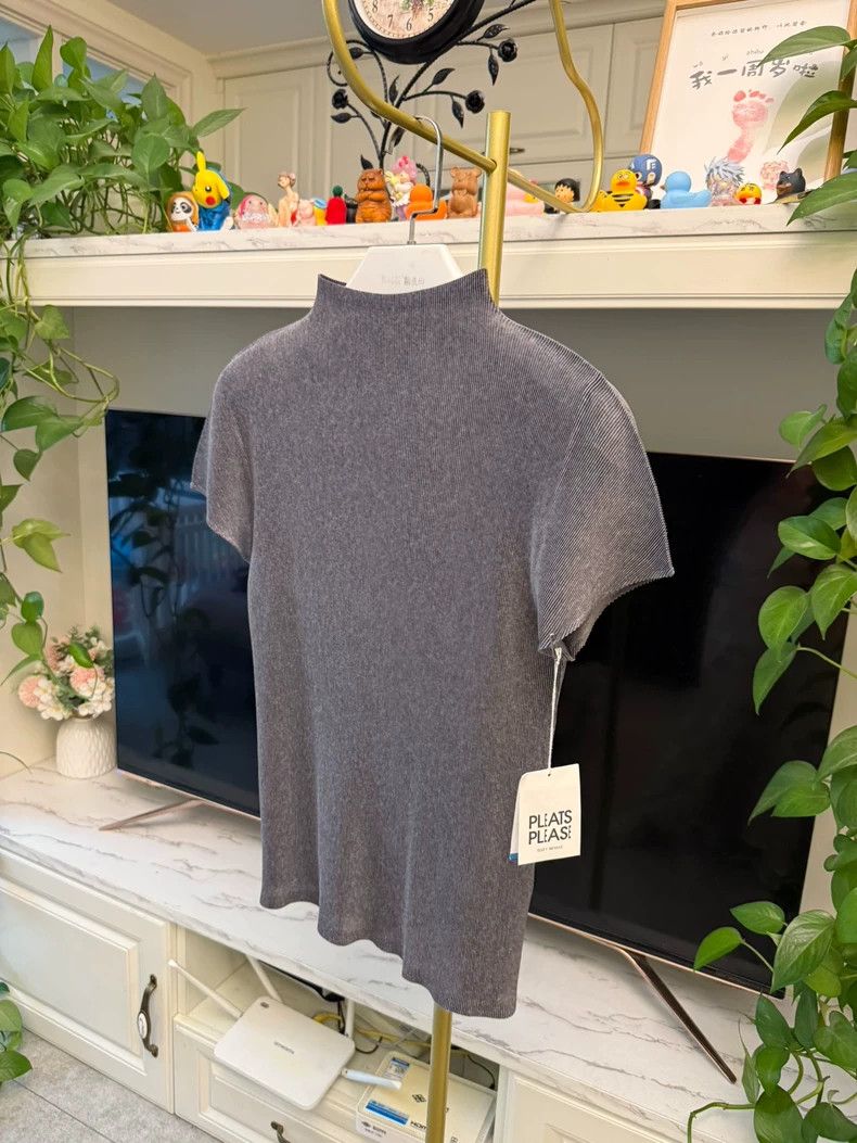 Issey Miyake Issey Miyake size:3 Dark grey pleated high-necked T-shirt Size XS / US 0-2 / IT 36-38 - 2 Thumbnail