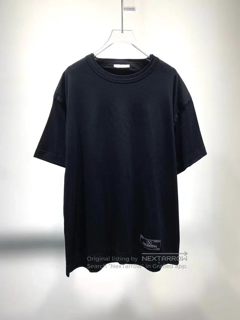 Valentino Valentino Badge labeled short-sleeved T-shirt Size US L / EU 52-54 / 3 - 1 Thumbnail