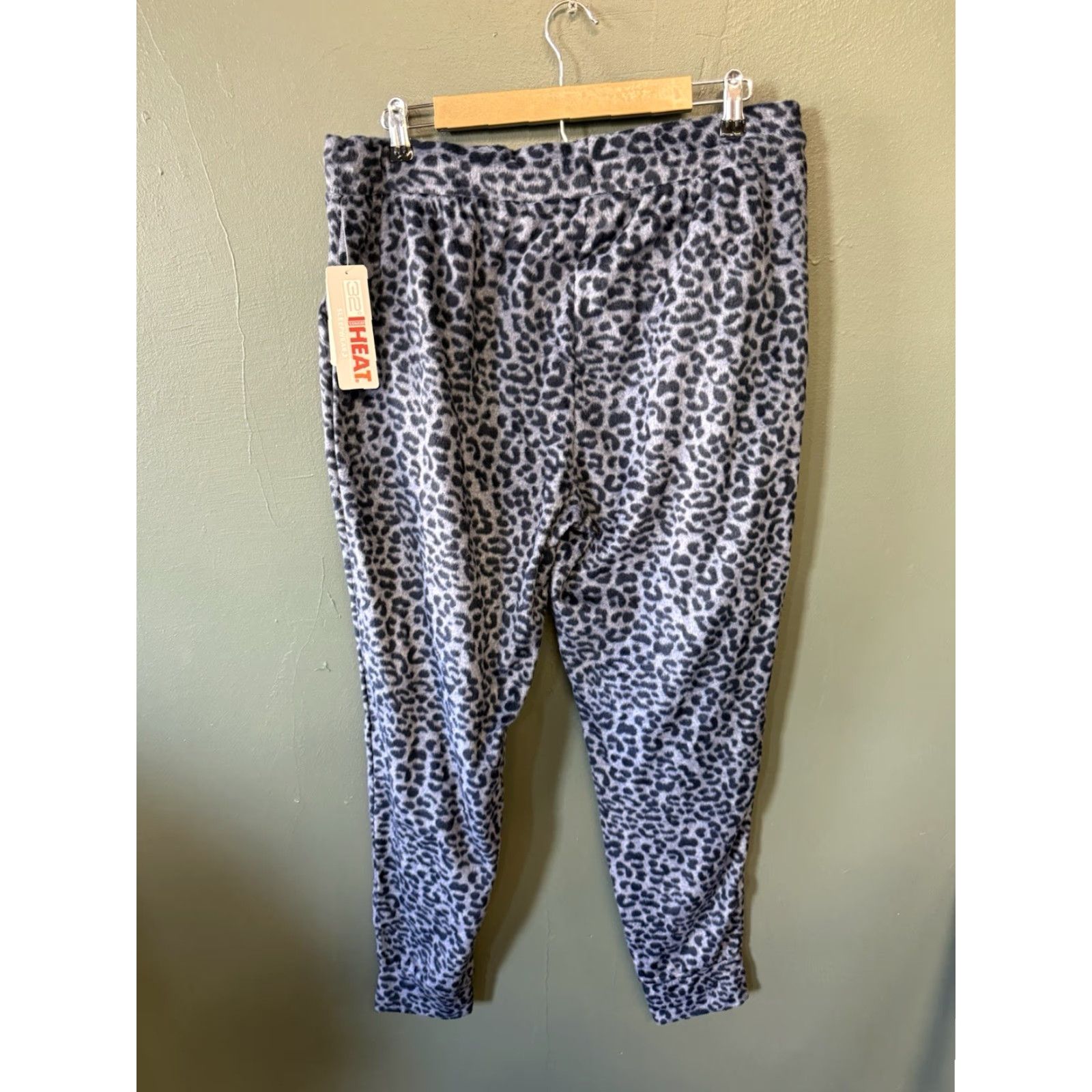 Vintage **32 Degrees Womens Gray Leopard Print Fleece Sweatpants XL** User: **32 Degrees Womens Gray Leopard Print Fleece Sweatpants Size XL NWT** Size 40" / US 18 - 2 Thumbnail
