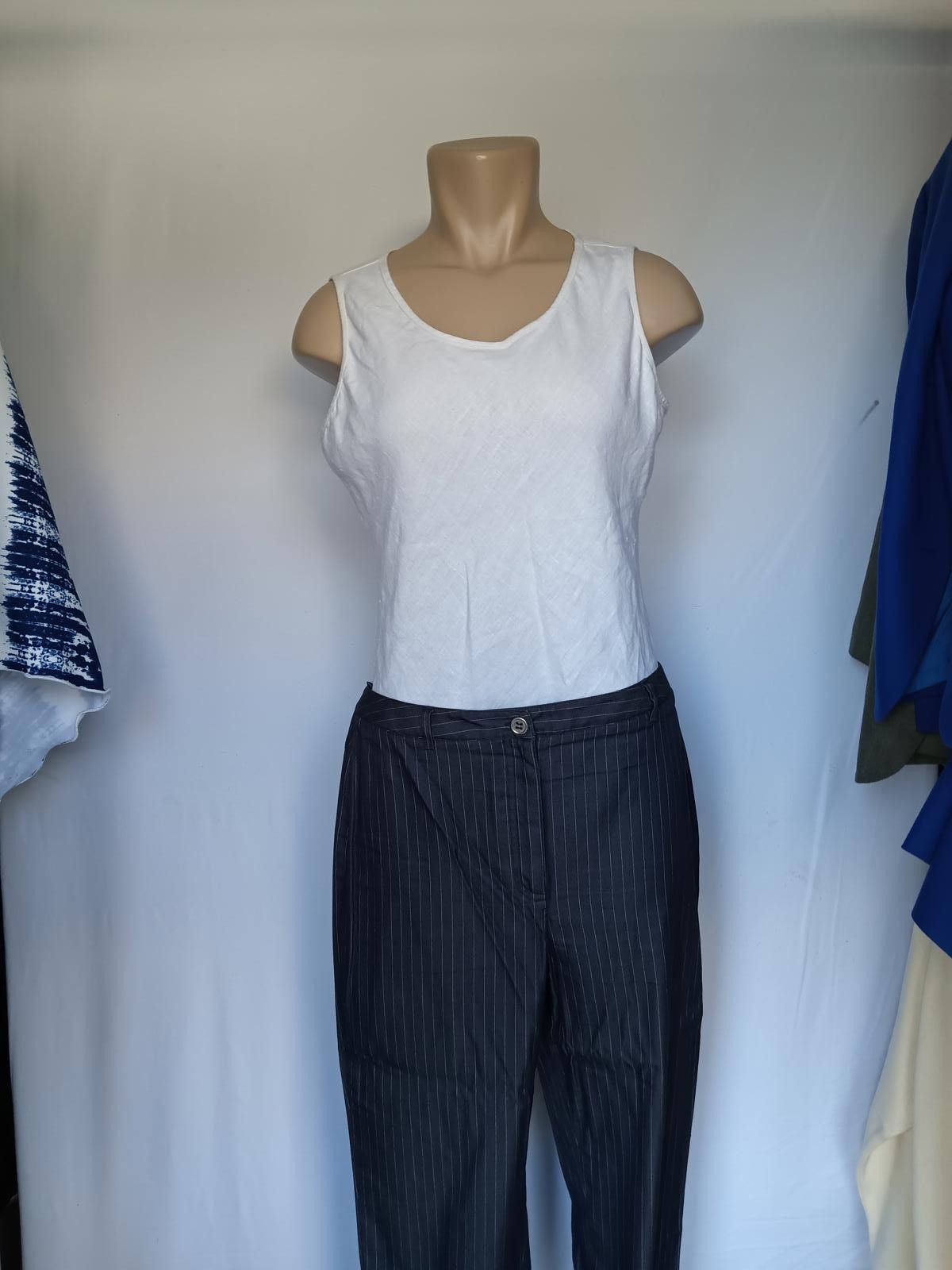 Designer Elegant Women's Pinstripe Suit Set Size M / US 6-8 / IT 42-44 - 3 Thumbnail