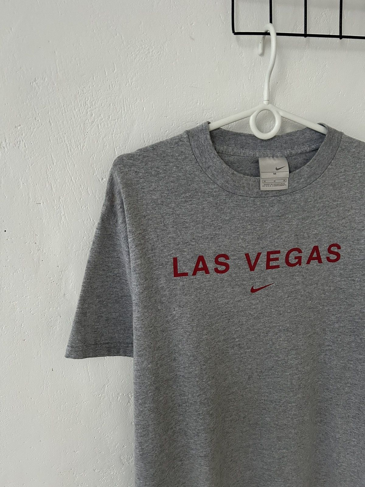 Nike Vintage Nike Las Vegas T-Shirt Gray Red Silver Tag Swoosh Size US M / EU 48-50 / 2 - 2 Thumbnail