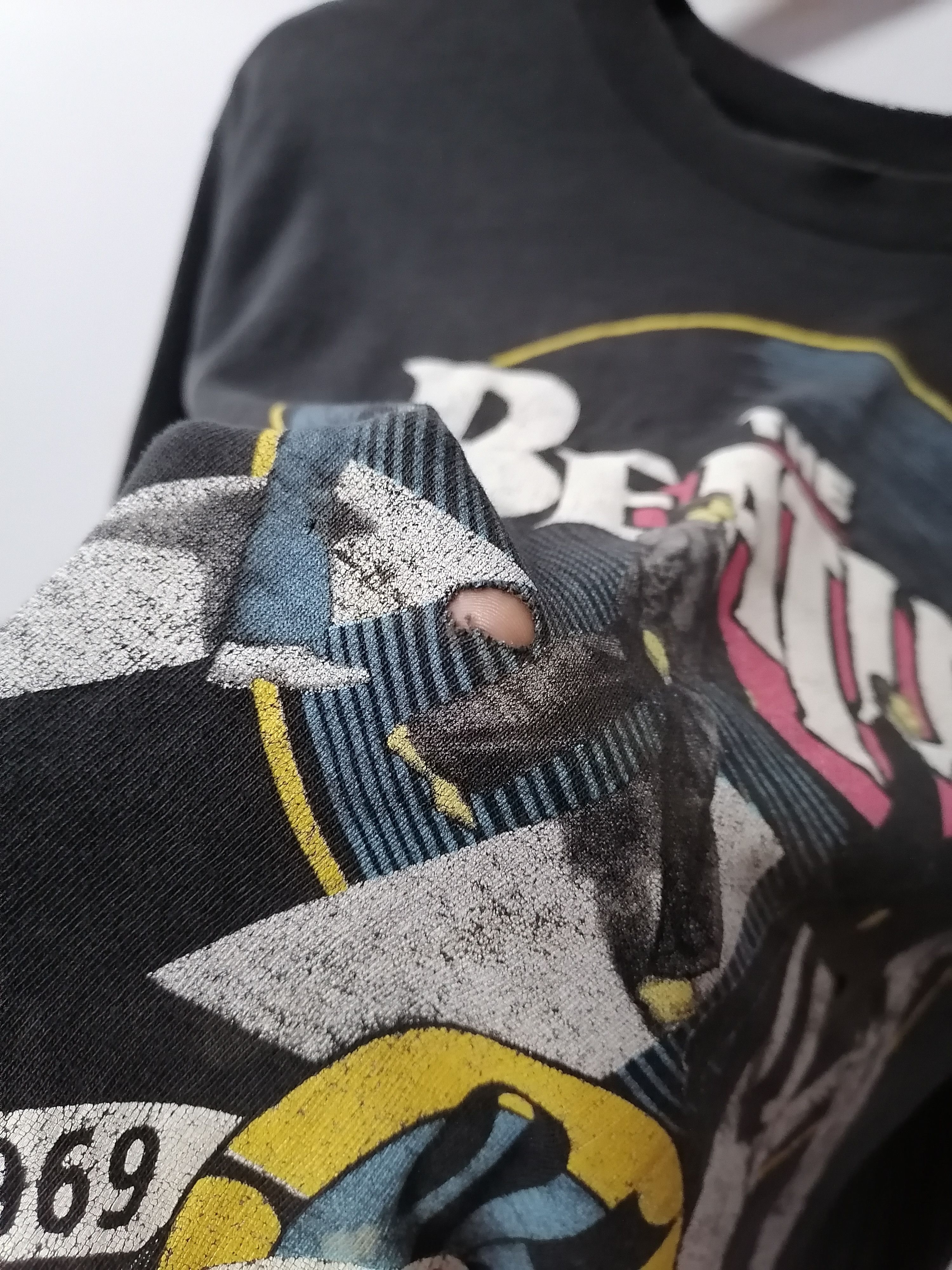 Band Tees × Vintage Trashed Faded Vintage 90s The Beatles Abbey Road Band Tees Size US M / EU 48-50 / 2 - 4 Thumbnail