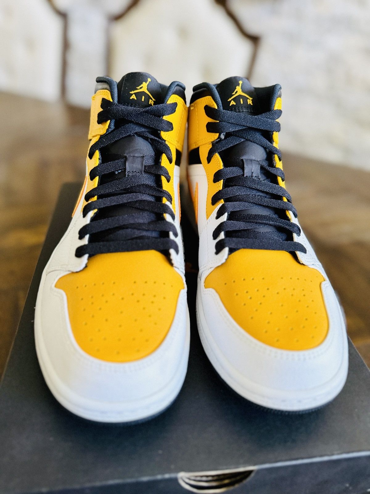 Jordan Brand Nike Air Jordan 1 Mid University Gold 554724-170 Size 10 Size US 10 / EU 43 - 6 Thumbnail