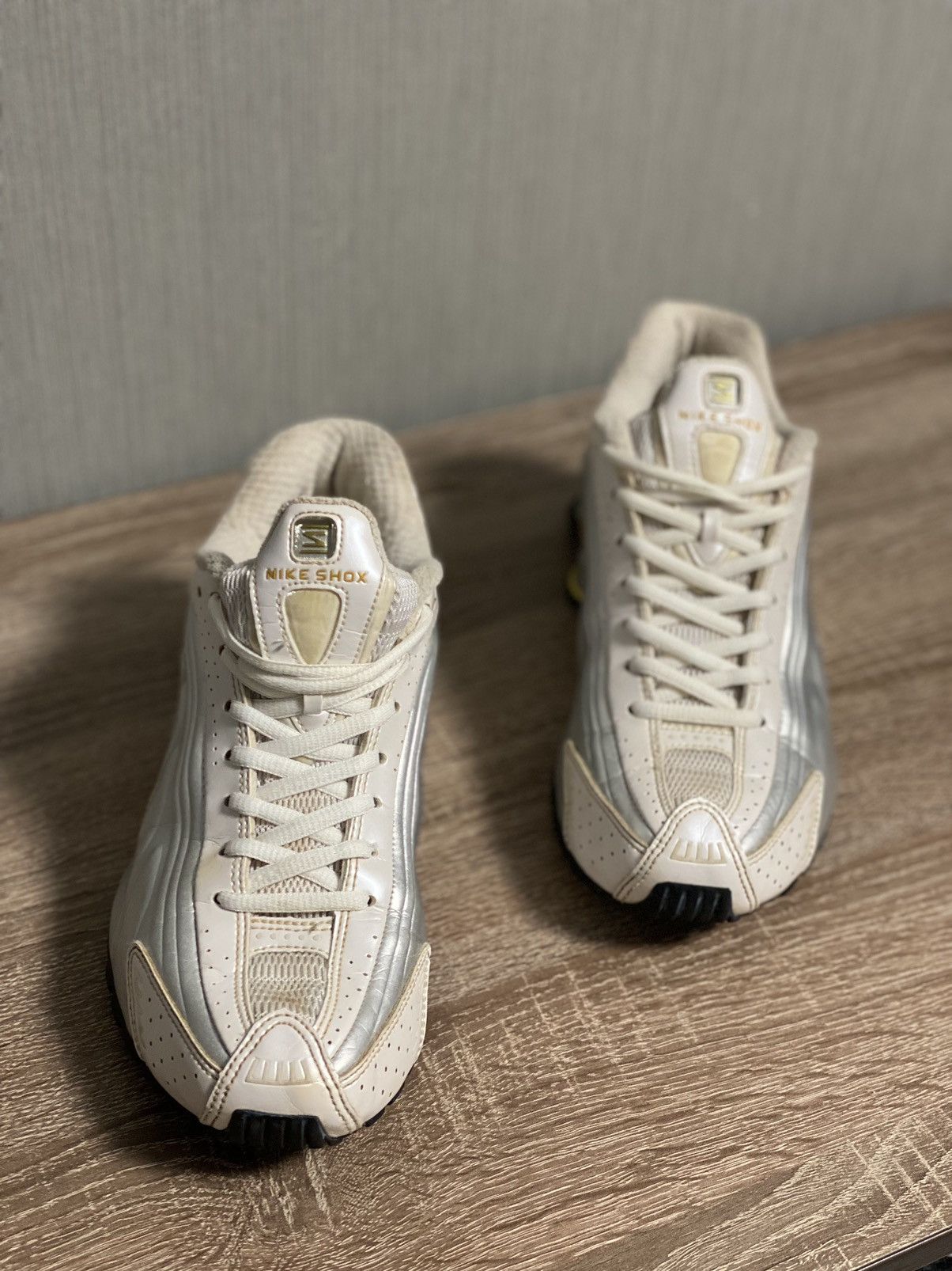 Nike 🇺🇸 Vintage 90s Nike Shox Gold Swosh Sneakers rare retro Size US 8 / EU 41 - 4 Thumbnail